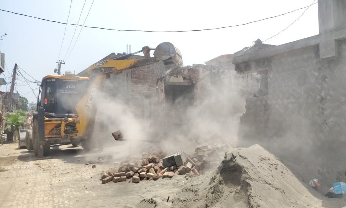 PunjabPolice:- ਅੰਮ੍ਰਿਤਸਰ ਜ਼ਿਲ੍ਹਾ ਪ੍ਰਸ਼ਾਸਨ ਨੇ ਪਿੰਡ ਧਾਰੜ ਵਿੱਚ ਦੋ ਨਸ਼ਾ ਸਮਗਲਰਾਂ ਦੇ ਘਰ ਢਾਹੇ