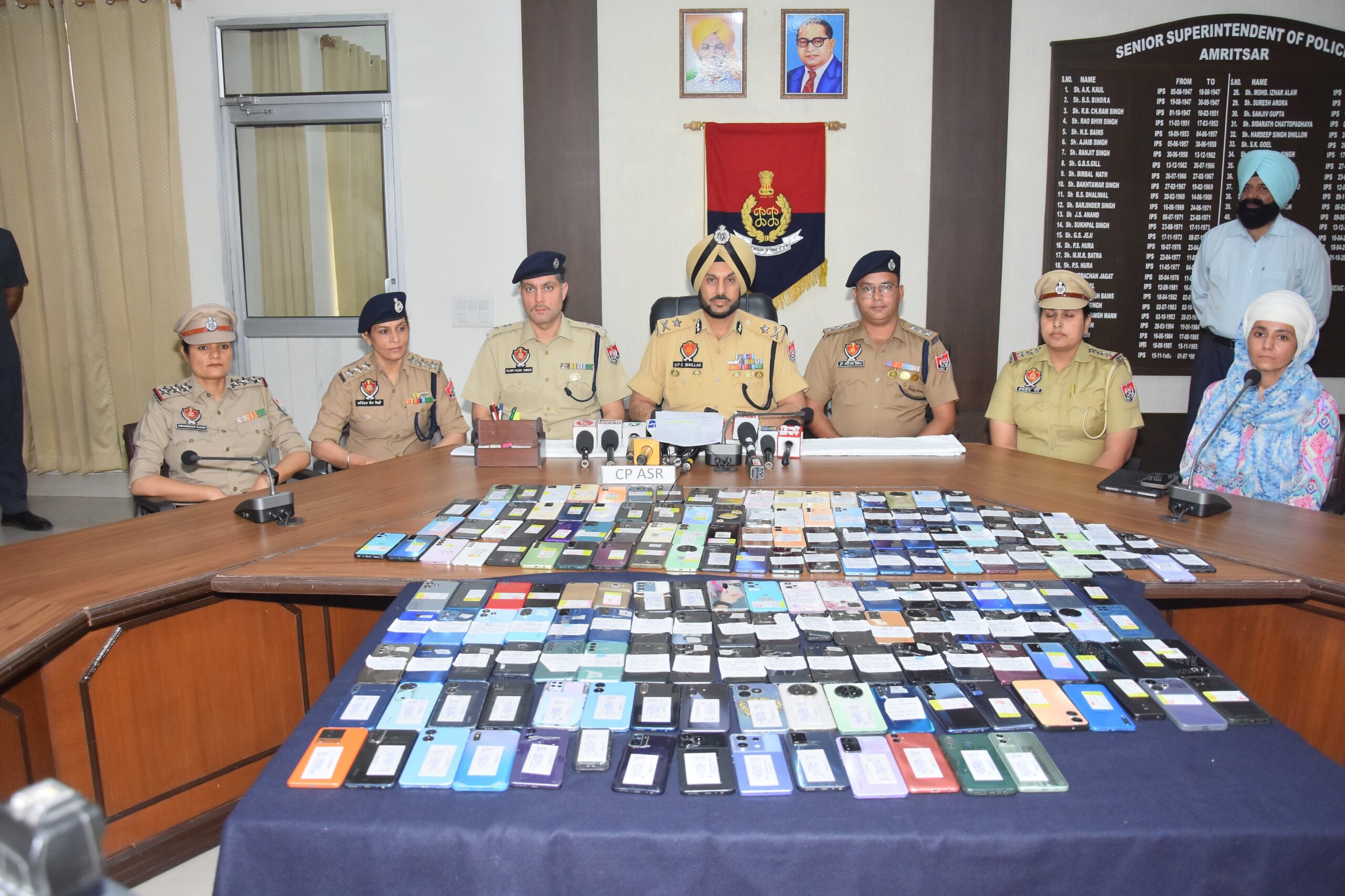 Cyber Crime ਅਤੇ ਸਬ-ਡਵੀਜ਼ਨ ਈਸਟ ਵੱਲੋਂ ਲੋਕਾਂ ਦੇ ਗਵਾਚੇ 219 ਮੋਬਾਇਲ ਫੋਨ ਕੀਤੇ ਮਾਲਕਾ ਦੇ ਹਵਾਲੇ