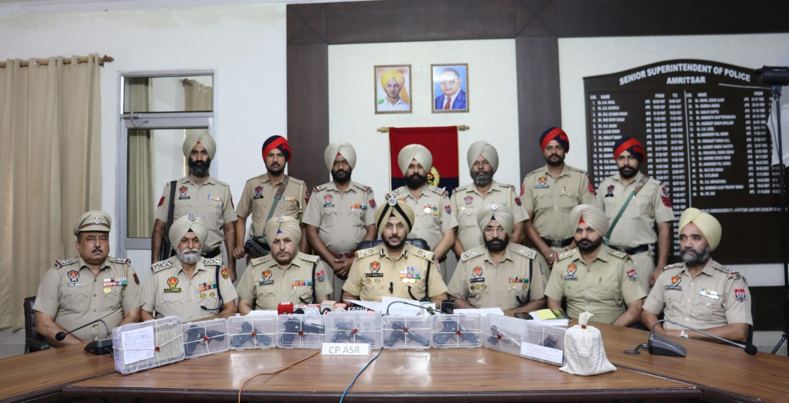 ਕਮਿਸ਼ਨਰੇਟ ਪੁਲਿਸ ਅੰਮ੍ਰਿਤਸਰ ਦੇ  CIA ਸਟਾਫ-2 ਅਤੇ 3 ਵੱਲੋਂ ਨਸ਼ਾ ਤੱਸਕਰੀ ਤੇ ਗੈਰ ਕਾਨੂੰਨੀ ਹਥਿਆਰਾ ਦੇ ਨੈਵਟਰਕ ਦਾ ਪਰਦਾਫਾਸ਼ ਕਰਕੇ 02 ਪਿਸਟਲ, ਕਾਰਤੂਸ ਅਤੇ 01 ਕਿਲੋਂ ਹੈਰੋਇਨ ਤੇ ਡਰੱਗ ਮਨੀ ਸਮੇਤ 02 ਨੂੰ ਕੀਤਾ ਕਾਬੂ।