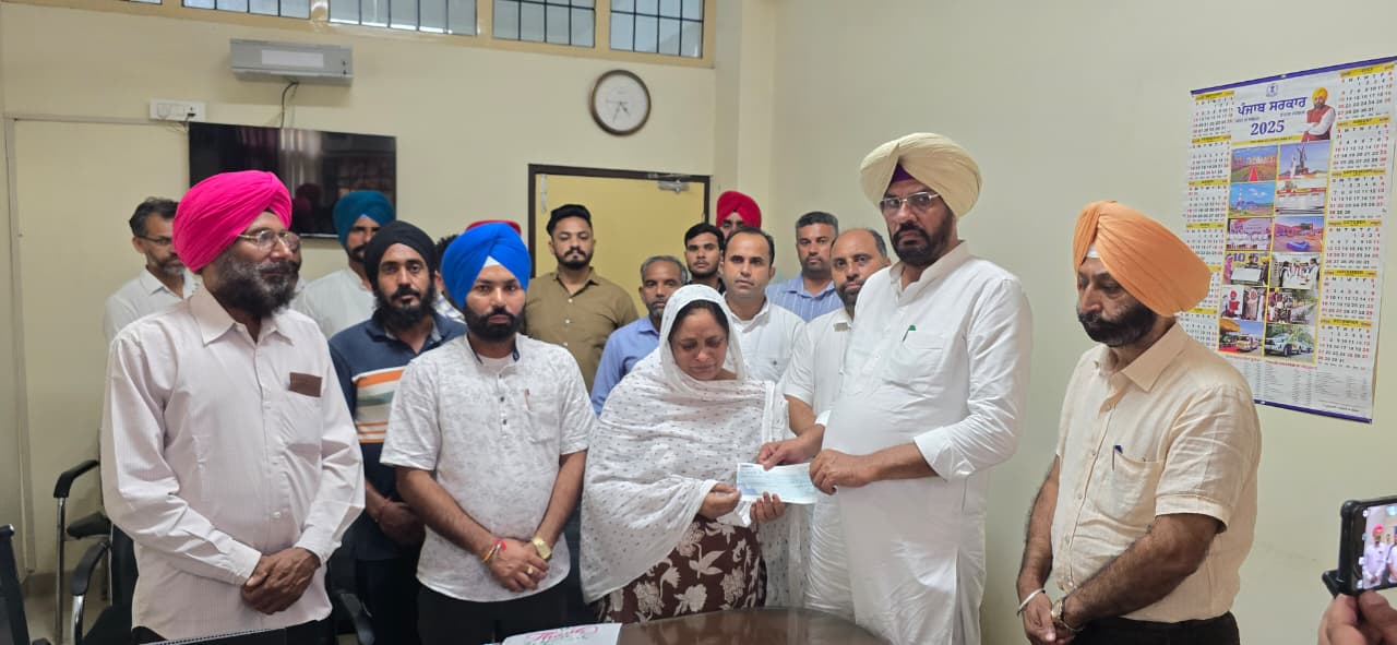 ਵਿਧਾਇਕ ਧਾਲੀਵਾਲ ਨੇ ਹੜ੍ਹਾਂ ਦੌਰਾਨ ਪਾਣੀ ਚ ਡੁੱਬ ਕੇ ਮਰੇ ਲੜਕੇ ਦੇ ਪਰਿਵਾਰ ਨੂੰ ਦਿੱਤਾ 4 ਲੱਖ ਰੁਪਏ ਦਾ ਚੈੱਕ