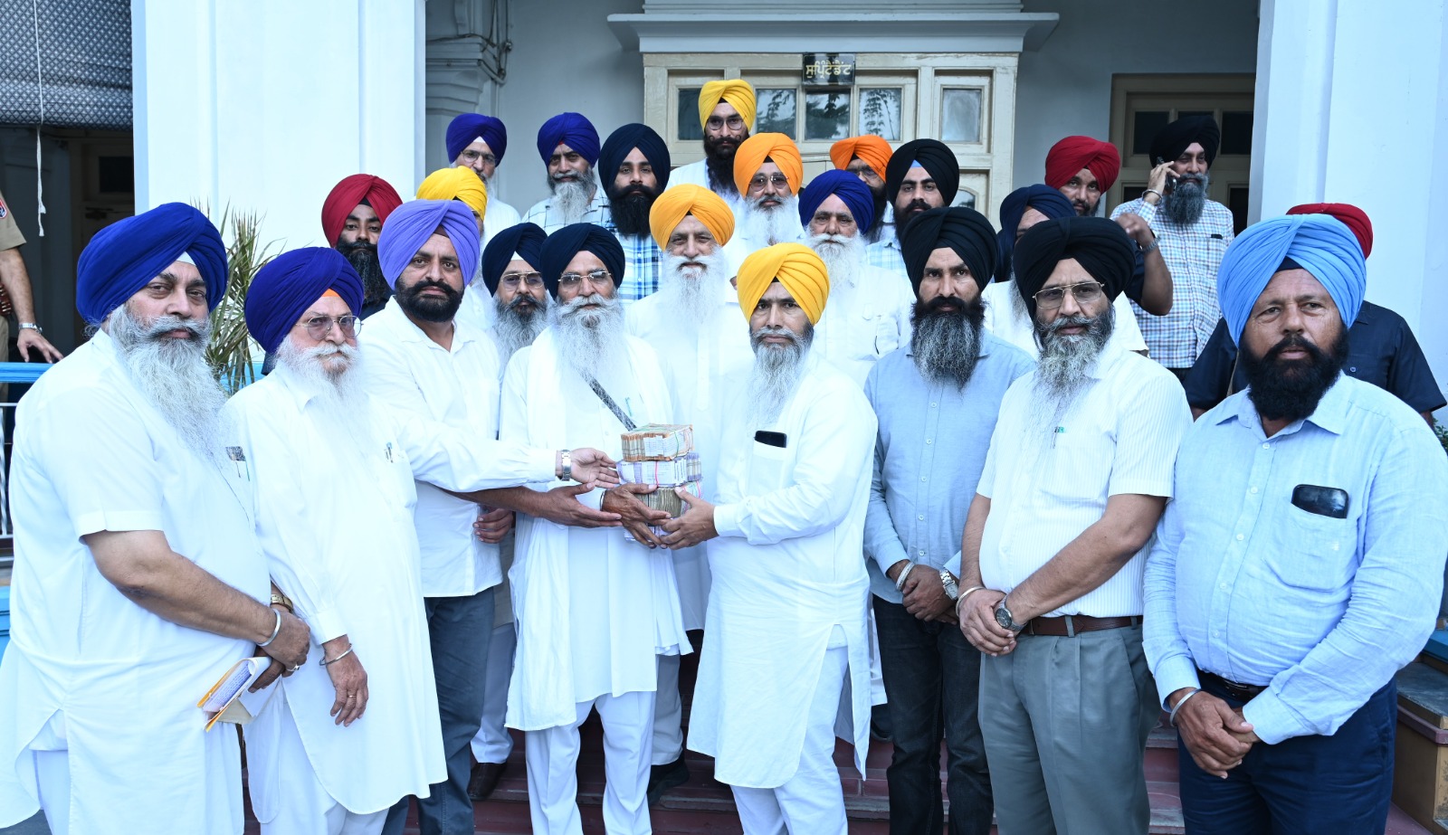USA ਨਿਵਾਸੀ ਸ. ਦਲਬੀਰ ਸਿੰਘ ਦੇ ਪਰਿਵਾਰ ਵੱਲੋਂ ਹੜ੍ਹ ਪੀਵਤਾਂ ਦੀ ਸਹਾਇਤਾ ਲਈ ਸ਼੍ਰੋਮਣੀ ਕਮੇਟੀ ਨੂੰ ਦਿੱਤੇ 5 ਲੱਖ ਰੁਪਏ