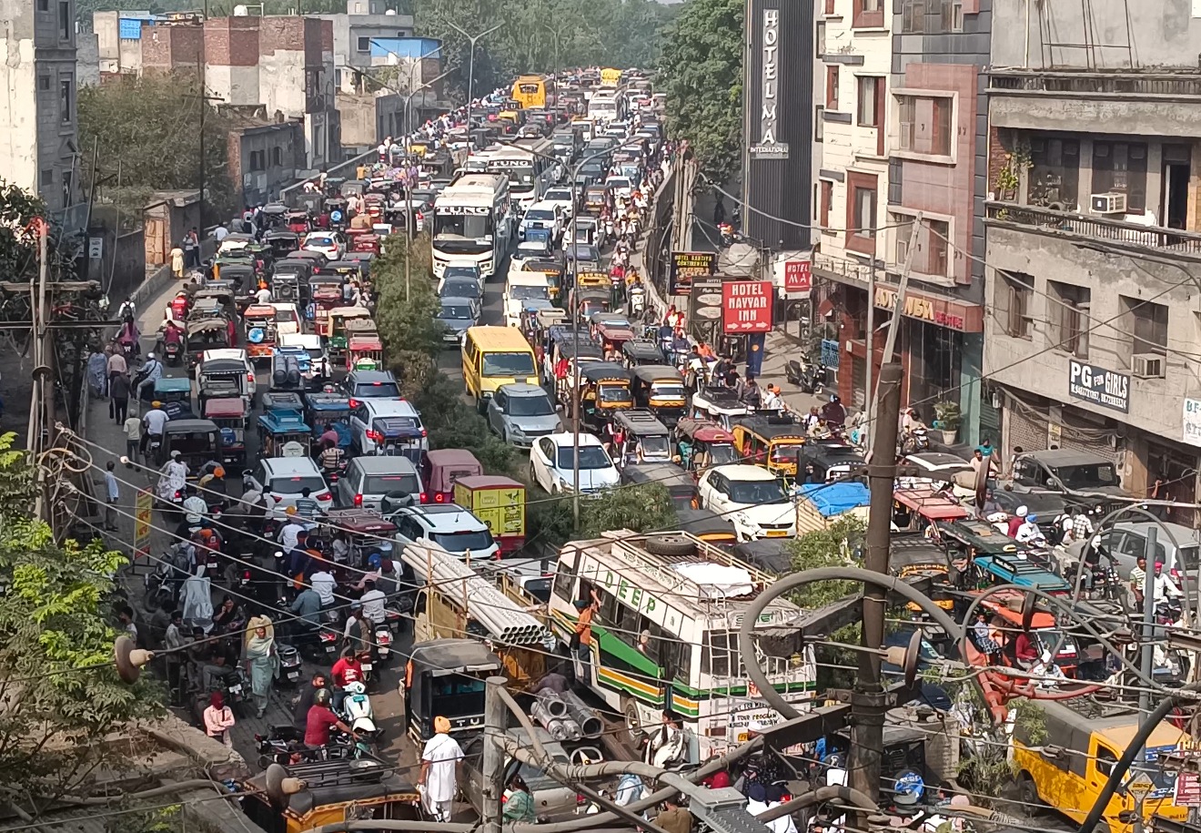 ਵਾਲਮੀਕਿ ਸੰਗਠਨਾਂ ਵੱਲੋਂ ਭੰਡਾਰੀ ਪੁਲ ‘ਤੇ ਬੰਦ, ਅੰਮ੍ਰਿਤਸਰ ‘ਚ ਲੱਗਾ ਵੱਡਾ ਜਾਮ