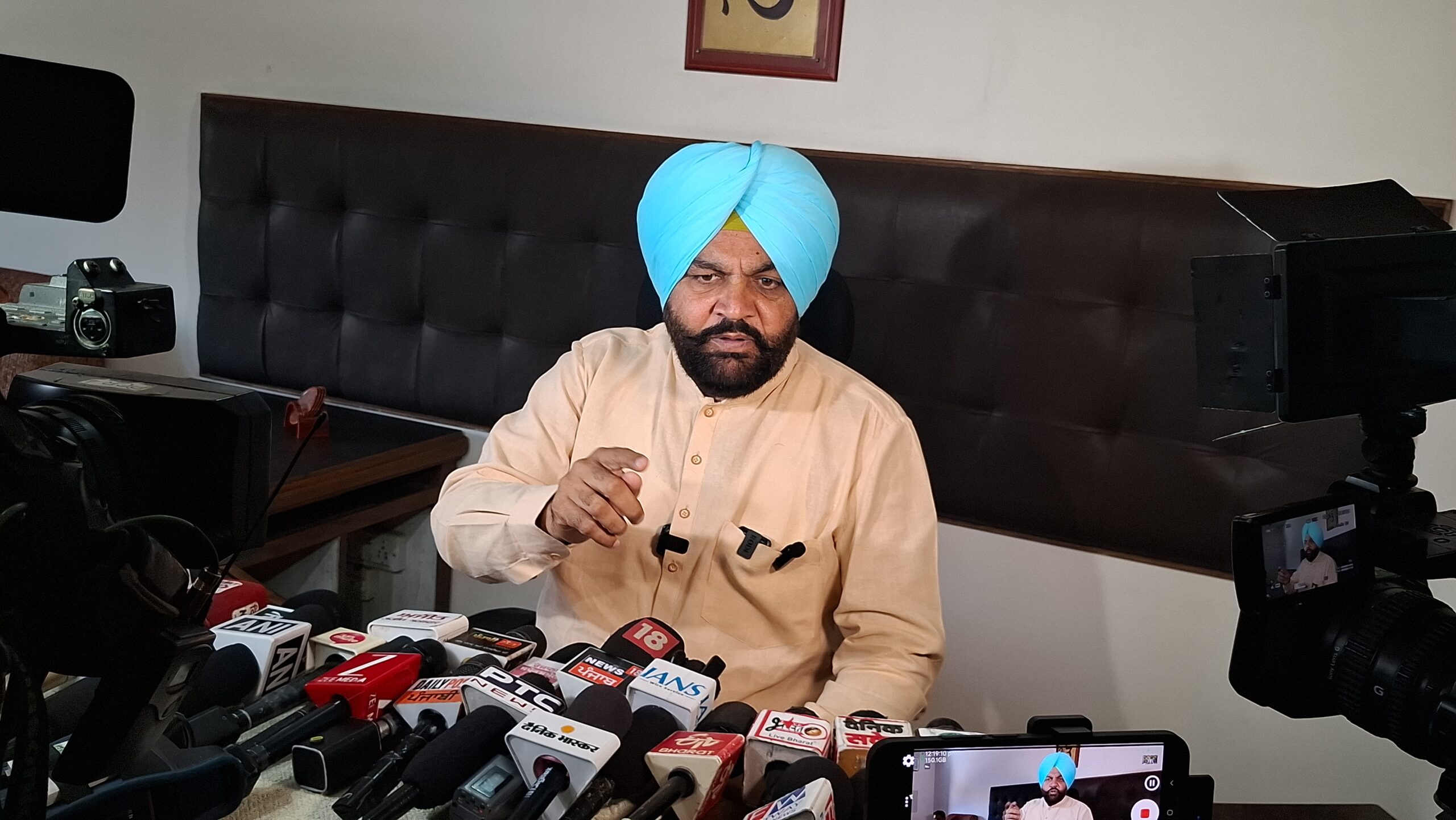 ਅੰਮ੍ਰਿਤਸਰ ਵਿੱਚ ਕੈਂਸਰ, ਪ੍ਰਦੂਸ਼ਣ ਅਤੇ ਭ੍ਰਿਸ਼ਟ ਸਿਸਟਮ ‘ਤੇ ਵੱਡਾ ਹਮਲਾ — MP ਗੁਰਜੀਤ ਸਿੰਘ ਔਜਲਾ ਨੇ ਉਠਾਏ ਗੰਭੀਰ ਸਵਾਲ