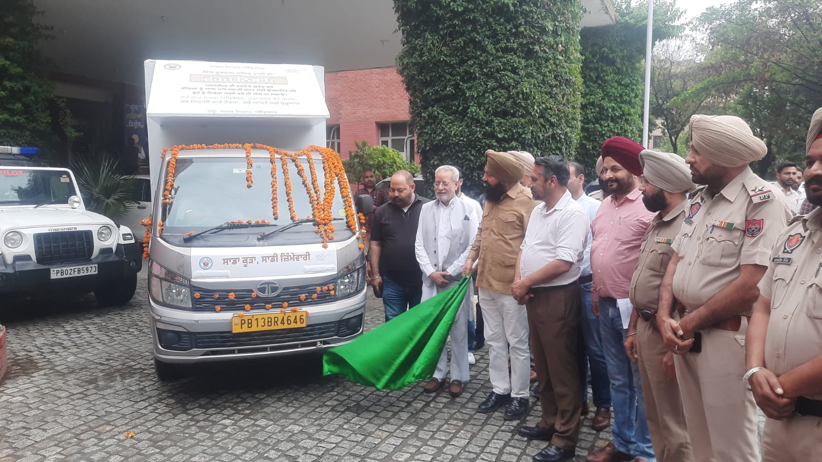 ਮੇਅਰ ਅਤੇ ਕਮਿਸ਼ਨਰ ਨੇ ਠੋਸ ਕੁੜੇ ਦੇ ਪ੍ਰਬੰਧਨ ਲਈ ਜਾਗਰੂਕਤਾ ਵੈਨ ਨੂੰ ਹਰੀ ਝੰਡੀ ਦਿਖਾ ਕੇ ਕੀਤਾ ਰਵਾਨਾ