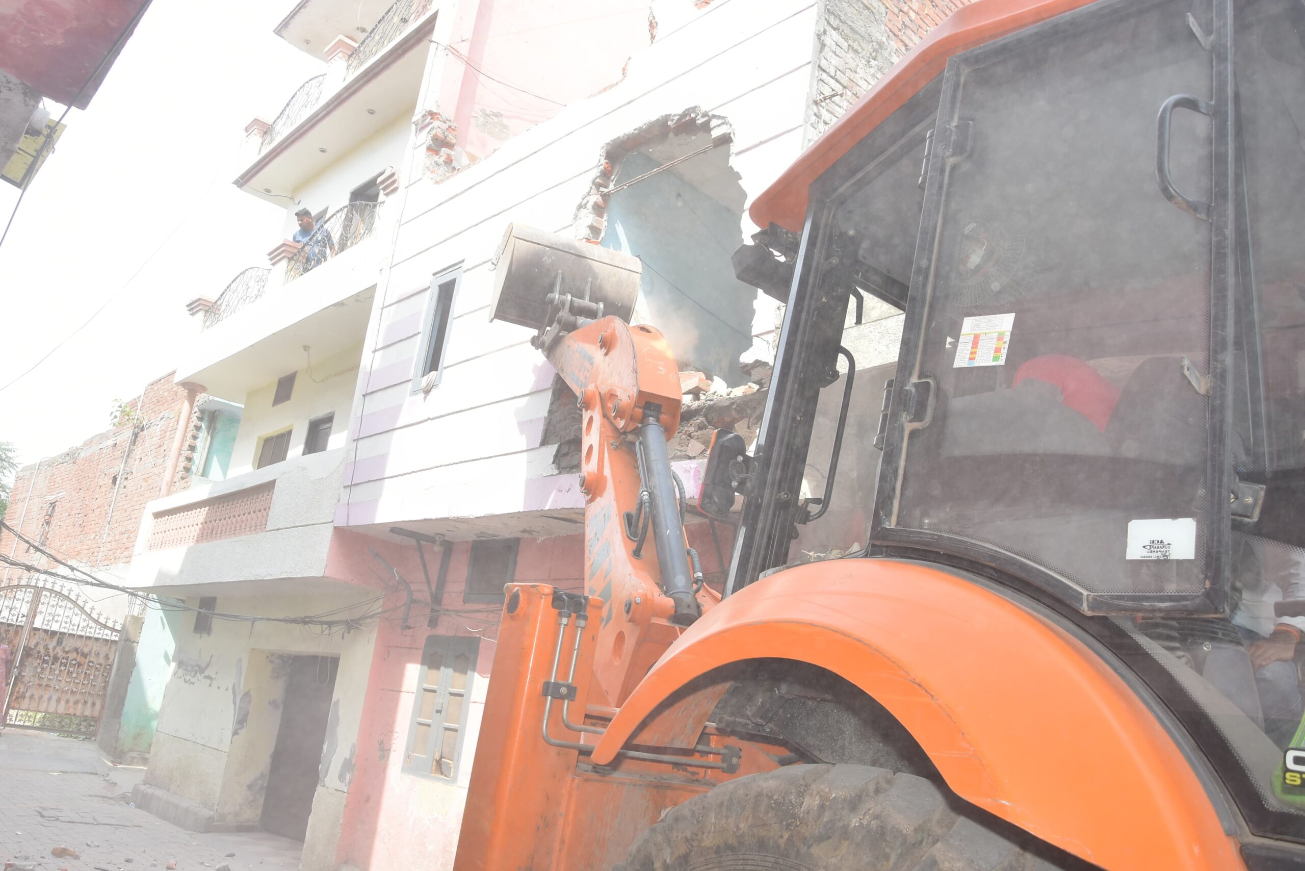 ਅੰਮ੍ਰਿਤਸਰ ਦੇ ਇਲਾਕਾ ਮਕਬੂਲਪੁਰਾ ਵਿਖੇ ਨਸ਼ੀਲੇ ਪਦਾਰਥਾਂ ਦੇ ਤਸਕਰਾਂ ਦੀ ਨਾਜਾਇਜ਼ ਤੌਰ 'ਤੇ ਪ੍ਰਾਪਤ ਜਾਇਦਾਦ ਨੂੰ ਢਾਹਿਆ