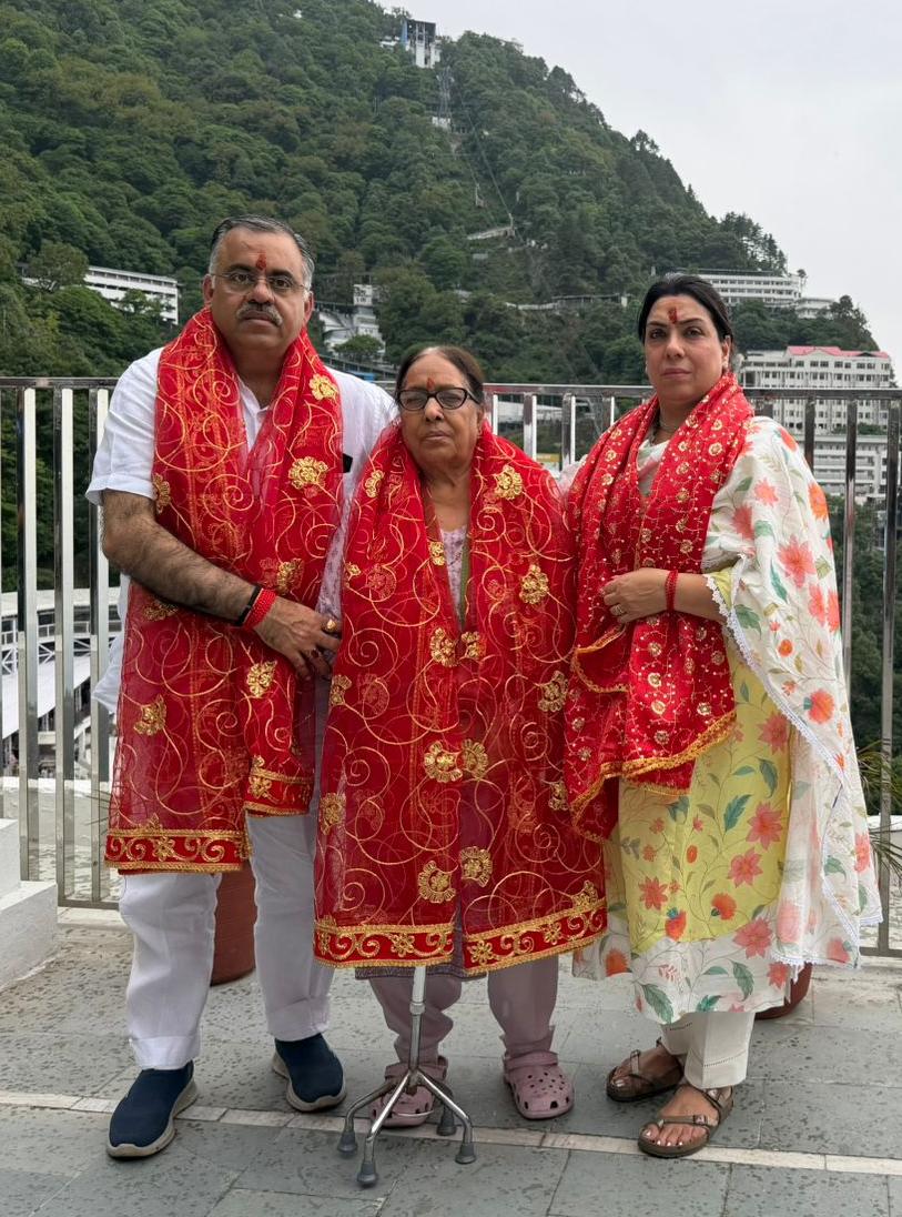 ਭਾਜਪਾ ਆਗੂ ਤਰੁਣ ਚੁੱਘ ਨੇ ਪਰਿਵਾਰ ਸਮੇਤ ਮਾਤਾ ਵੈਸ਼ਨੋ ਦੇਵੀ ਦੇ ਦਰਬਾਰ ਵਿੱਚ ਟੇਕਿਆ ਮੱਥਾ