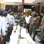 BSF ने विद्यार्थियों के लिए लगाया हथियार प्रदर्शनी शिविर