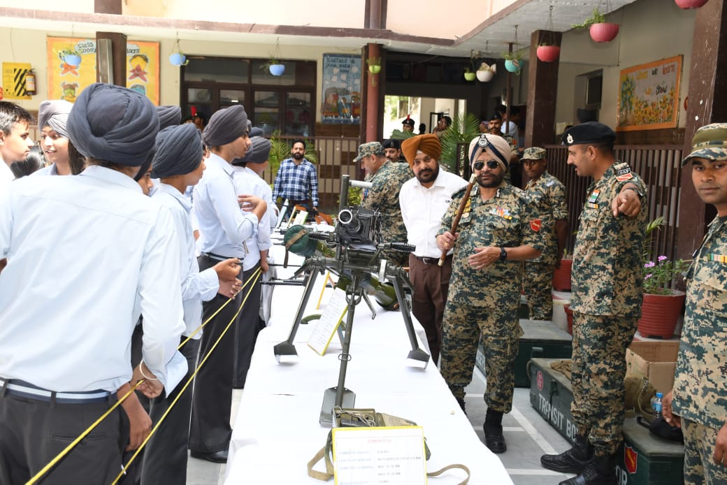 BSF ने विद्यार्थियों के लिए लगाया हथियार प्रदर्शनी शिविर