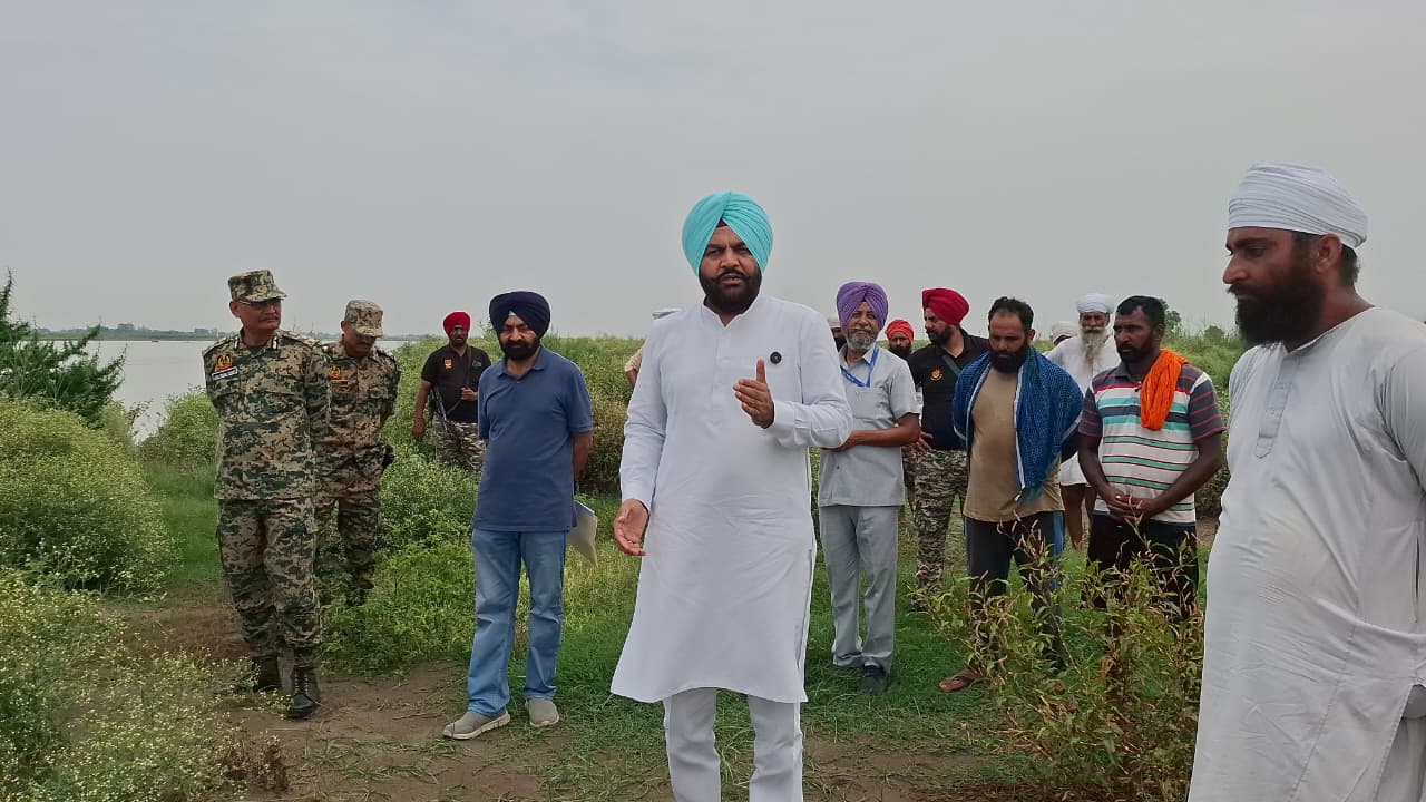 ਰਾਵੀ ਦੇ ਕਟਾਅ ਨਾਲ ਸਰਹੱਦੀ ਪਿੰਡ ਕੱਕੜ 'ਤੇ ਮੰਡਰਾਇਆ ਖ਼ਤਰਾ