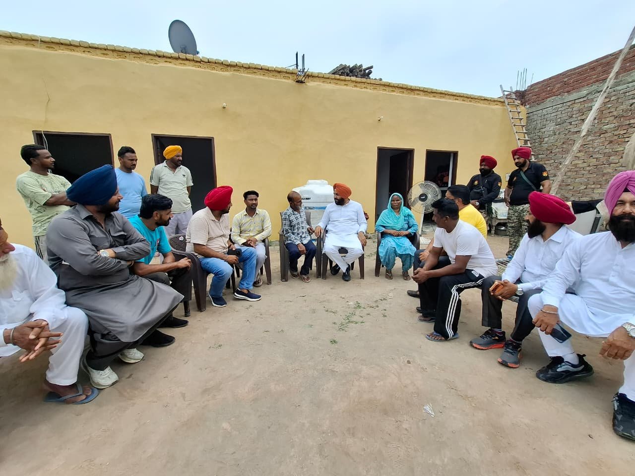 ਅੰਮ੍ਰਿਤਸਰ ਦੇ ਘੋਨੇਵਾਲ ਪਿੰਡ ਵਿੱਚ ਸੰਸਦ ਮੈਂਬਰ ਗੁਰਜੀਤ ਸਿੰਘ ਔਜਲਾ ਹੜ੍ਹ ਪ੍ਰਭਾਵਿਤ ਪਰਿਵਾਰ ਨੂੰ ਨਵੇਂ ਘਰ ਦੀਆਂ ਚਾਬੀਆਂ ਸੌਂਪਦੇ ਹੋਏ।