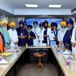ਸ੍ਰੀ ਅਕਾਲ ਤਖ਼ਤ ਸਾਹਿਬ ਵਿਖੇ ਮੀਰੀ ਪੀਰੀ ਖ਼ਾਲਸਾ ਮਾਰਚ ਦੀਆਂ ਤਿਆਰੀਆਂ ਸਬੰਧੀ ਐਡਵੋਕੇਟ ਹਰਜਿੰਦਰ ਸਿੰਘ ਧਾਮੀ ਅਧਿਕਾਰੀਆਂ ਨਾਲ ਮੀਟਿੰਗ ਕਰਦੇ ਹੋਏ।