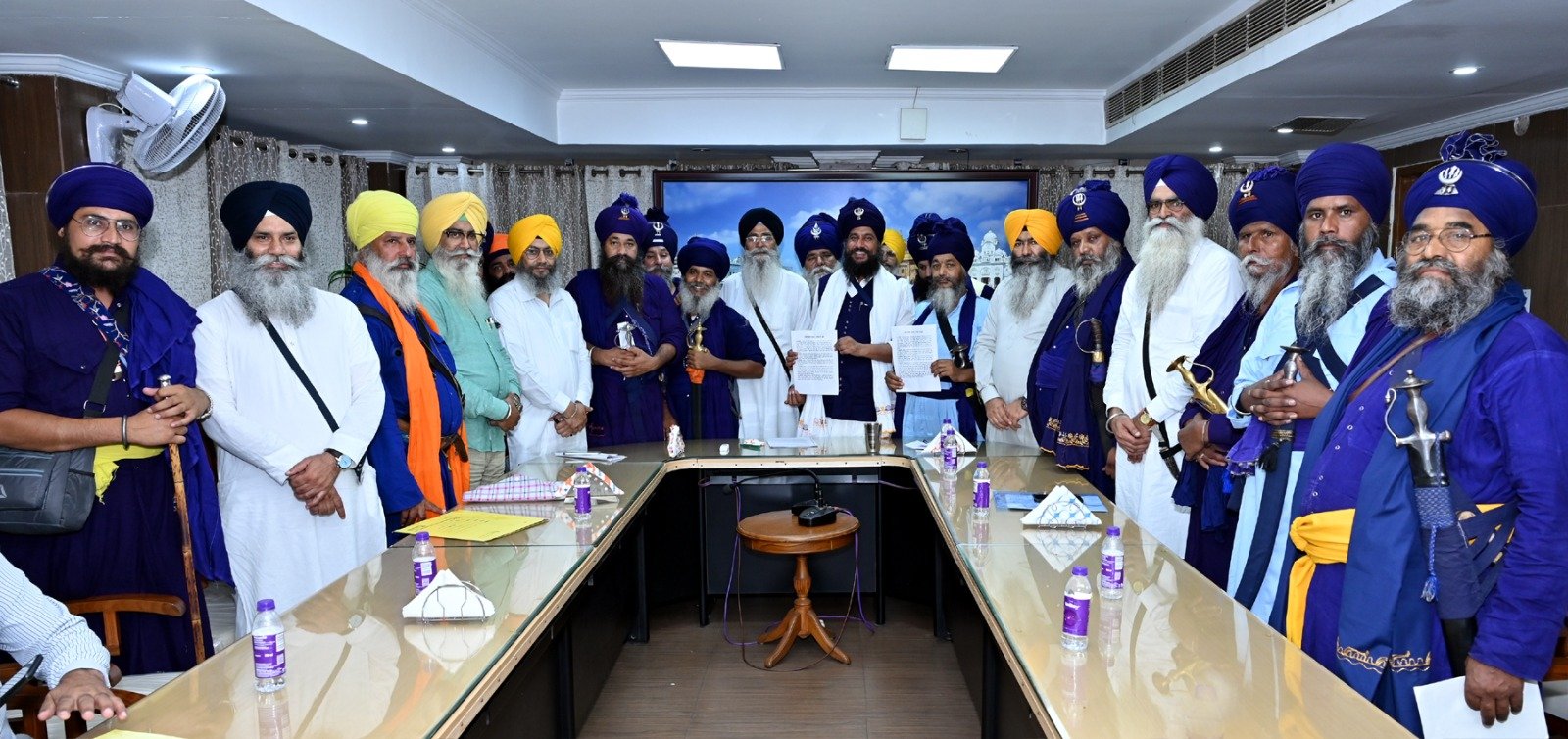 ਸ੍ਰੀ ਅਕਾਲ ਤਖ਼ਤ ਸਾਹਿਬ ਵਿਖੇ ਮੀਰੀ ਪੀਰੀ ਖ਼ਾਲਸਾ ਮਾਰਚ ਦੀਆਂ ਤਿਆਰੀਆਂ ਸਬੰਧੀ ਐਡਵੋਕੇਟ ਹਰਜਿੰਦਰ ਸਿੰਘ ਧਾਮੀ ਅਧਿਕਾਰੀਆਂ ਨਾਲ ਮੀਟਿੰਗ ਕਰਦੇ ਹੋਏ।