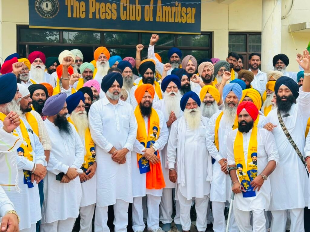ਅੰਮ੍ਰਿਤਸਰ ਵਿੱਚ ਬਾਪੂ ਤਰਸੇਮ ਸਿੰਘ ਅਤੇ ਮਨਪ੍ਰੀਤ ਸਿੰਘ ਇਆਲੀ ਦੀ ਮੌਜੂਦਗੀ ਵਿੱਚ ਇਕਬਾਲ ਸਿੰਘ ਸੰਧੂ ਅਕਾਲੀ ਦਲ ਵਾਰਿਸ ਪੰਜਾਬ ਦੇ ਵਿੱਚ ਸ਼ਾਮਲ ਹੁੰਦੇ ਹੋਏ।