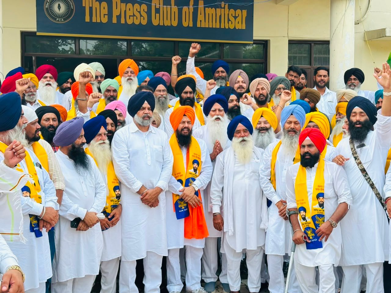 ਅੰਮ੍ਰਿਤਸਰ ਵਿੱਚ ਬਾਪੂ ਤਰਸੇਮ ਸਿੰਘ ਅਤੇ ਮਨਪ੍ਰੀਤ ਸਿੰਘ ਇਆਲੀ ਦੀ ਮੌਜੂਦਗੀ ਵਿੱਚ ਇਕਬਾਲ ਸਿੰਘ ਸੰਧੂ ਅਕਾਲੀ ਦਲ ਵਾਰਿਸ ਪੰਜਾਬ ਦੇ ਵਿੱਚ ਸ਼ਾਮਲ ਹੁੰਦੇ ਹੋਏ।