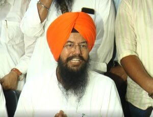 ਅੰਮ੍ਰਿਤਸਰ ਵਿੱਚ ਬਾਪੂ ਤਰਸੇਮ ਸਿੰਘ ਅਤੇ ਮਨਪ੍ਰੀਤ ਸਿੰਘ ਇਆਲੀ ਦੀ ਮੌਜੂਦਗੀ ਵਿੱਚ ਇਕਬਾਲ ਸਿੰਘ ਸੰਧੂ ਅਕਾਲੀ ਦਲ ਵਾਰਿਸ ਪੰਜਾਬ ਦੇ ਵਿੱਚ ਸ਼ਾਮਲ ਹੁੰਦੇ ਹੋਏ।