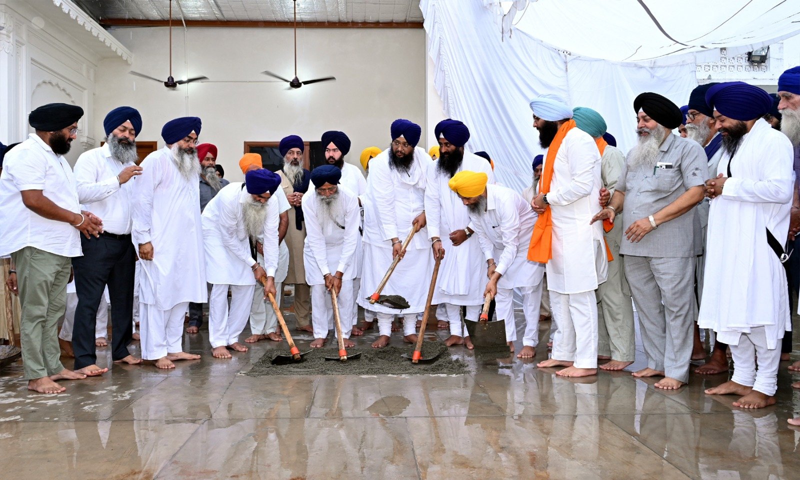 Shri darbar sahib ਵਿਖੇ ਗੁਰਦੁਆਰਾ ਸ੍ਰੀ manji sahib diwan hall ਦੇ ਰੰਗ-ਰੋਗਨ ਅਤੇ ਸ਼ਹੀਦ ਗੰਜ ਨੇੜੇ ਸ੍ਰੀ ਅਖੰਡ ਪਾਠ ਸਾਹਿਬ ਲਈ ਨਵੇਂ ਕਮਰੇ ਦੀ ਸੇਵਾ ਦਾ ਆਰੰਭ ਕਰਦੇ ਹੋਏ ਐਡਵੋਕੇਟ ਹਰਜਿੰਦਰ ਸਿੰਘ ਧਾਮੀ, ਗਿਆਨੀ ਅਮਰਜੀਤ ਸਿੰਘ ਅਤੇ ਹੋਰ ਸ਼ਖਸੀਅਤਾਂ।