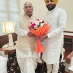 ਨਵੀਂ ਦਿੱਲੀ ਵਿੱਚ ਕਾਂਗਰਸ ਪ੍ਰਧਾਨ ਮੱਲਿਕਾਰਜੁਨ ਖੜਗੇ ਨਾਲ ਮੁਲਾਕਾਤ ਕਰਦੇ ਸੰਸਦ ਮੈਂਬਰ ਗੁਰਜੀਤ ਸਿੰਘ ਔਜਲਾ ਅਤੇ ਜਨਮ ਦਿਨ ਦੀਆਂ ਮੁਬਾਰਕਾਂ ਦਿੰਦੇ ਹੋਏ।