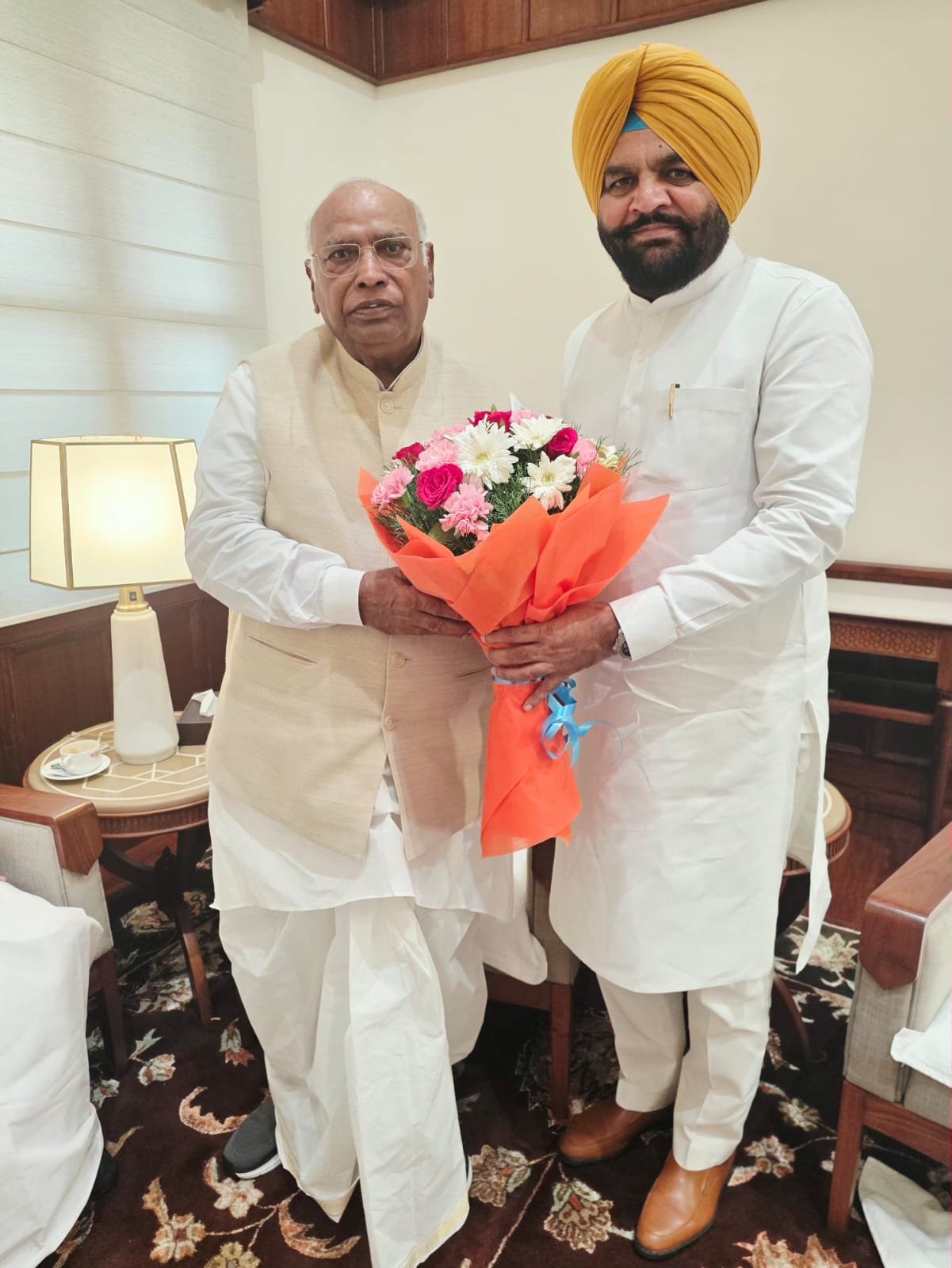 ਨਵੀਂ ਦਿੱਲੀ ਵਿੱਚ ਕਾਂਗਰਸ ਪ੍ਰਧਾਨ ਮੱਲਿਕਾਰਜੁਨ ਖੜਗੇ ਨਾਲ ਮੁਲਾਕਾਤ ਕਰਦੇ ਸੰਸਦ ਮੈਂਬਰ ਗੁਰਜੀਤ ਸਿੰਘ ਔਜਲਾ ਅਤੇ ਜਨਮ ਦਿਨ ਦੀਆਂ ਮੁਬਾਰਕਾਂ ਦਿੰਦੇ ਹੋਏ।