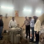 ਅੰਮ੍ਰਿਤਸਰ ਵਿੱਚ ਖੇਤੀਬਾੜੀ ਵਿਭਾਗ ਦੀ ਟੀਮ ਵੱਲੋਂ ਫੀਡ ਫੈਕਟਰੀ ਅਤੇ ਡਾਈਂਗ ਯੂਨਿਟ ਦੀ ਅਚਨਚੇਤ ਚੈਕਿੰਗ ਕਰਕੇ ਸਬਸਿਡਾਈਜ਼ਡ ਨੀਮ ਕੋਟਿਡ ਯੂਰੀਆ ਦੀ ਗੈਰ-ਕਾਨੂੰਨੀ ਵਰਤੋਂ ਦੀ ਜਾਂਚ ਕਰਦੇ ਹੋਏ।