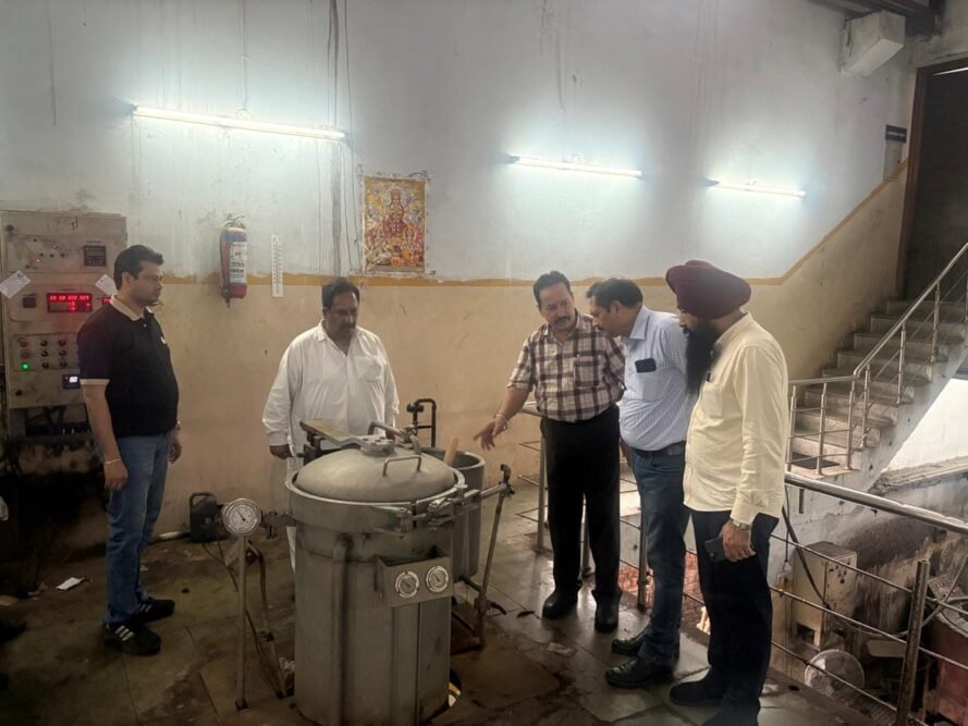 ਅੰਮ੍ਰਿਤਸਰ ਵਿੱਚ ਖੇਤੀਬਾੜੀ ਵਿਭਾਗ ਦੀ ਟੀਮ ਵੱਲੋਂ ਫੀਡ ਫੈਕਟਰੀ ਅਤੇ ਡਾਈਂਗ ਯੂਨਿਟ ਦੀ ਅਚਨਚੇਤ ਚੈਕਿੰਗ ਕਰਕੇ ਸਬਸਿਡਾਈਜ਼ਡ ਨੀਮ ਕੋਟਿਡ ਯੂਰੀਆ ਦੀ ਗੈਰ-ਕਾਨੂੰਨੀ ਵਰਤੋਂ ਦੀ ਜਾਂਚ ਕਰਦੇ ਹੋਏ।