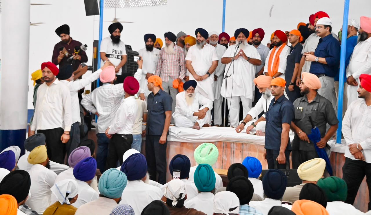 ਅਜਨਾਲਾ ਅਤੇ ਡੇਰਾ ਬਾਬਾ ਨਾਨਕ ਵਿੱਚ ਹੜ੍ਹ ਪ੍ਰਭਾਵਿਤ ਇਲਾਕਿਆਂ ਦਾ ਦੌਰਾ ਕਰਕੇ ਬੰਨ੍ਹਾਂ ਦਾ ਜਾਇਜ਼ਾ ਲੈਂਦੇ ਸ਼੍ਰੋਮਣੀ ਅਕਾਲੀ ਦਲ ਦੇ ਪ੍ਰਧਾਨ ਸੁਖਬੀਰ ਸਿੰਘ ਬਾਦਲ।