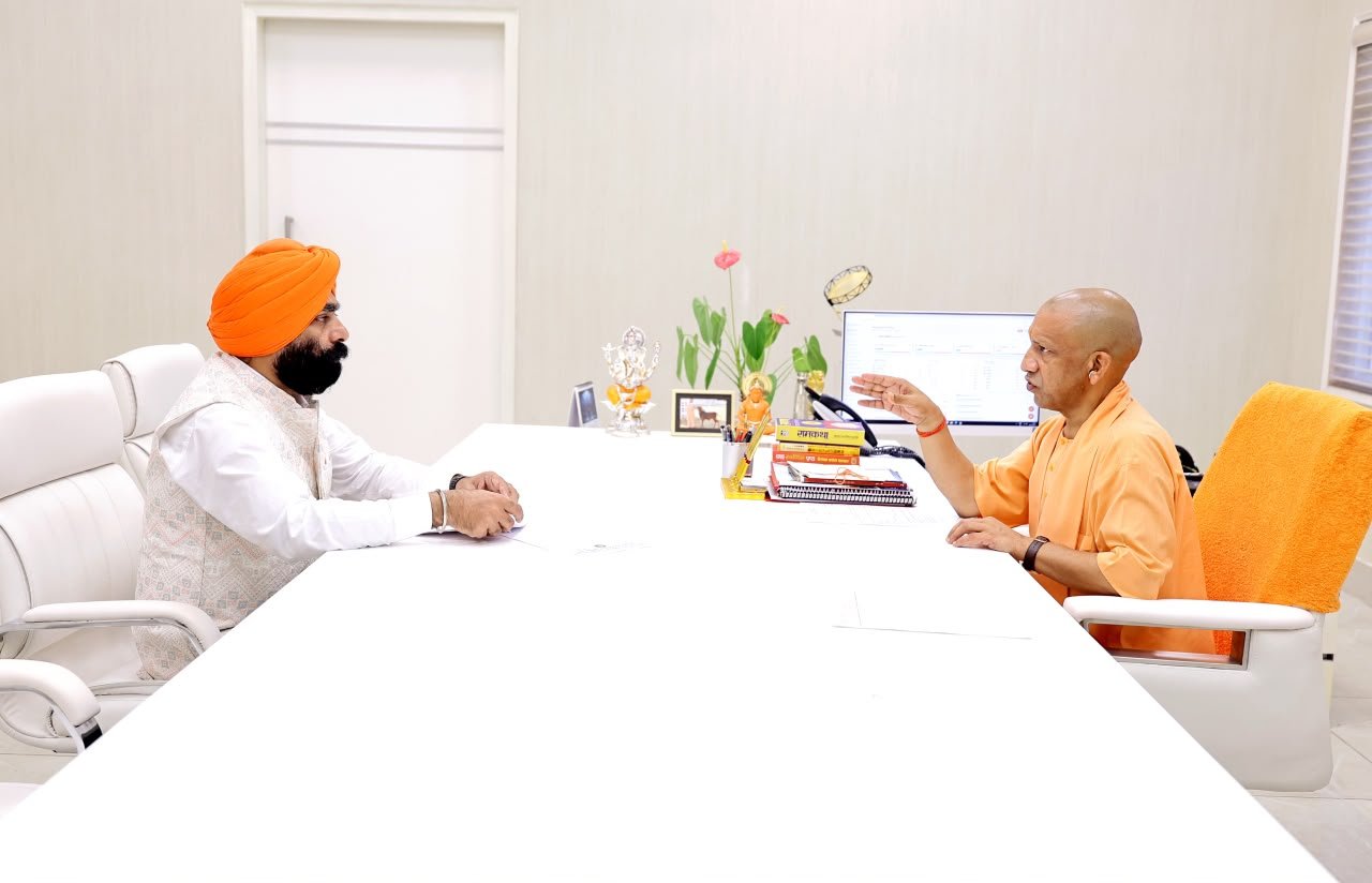 ਉੱਤਰ ਪ੍ਰਦੇਸ਼ ਦੇ ਮੁੱਖ ਮੰਤਰੀ ਯੋਗੀ ਆਦਿਤਿਆਨਾਥ ਨਾਲ ਸ਼ਿਸ਼ਟਾਚਾਰ ਭੇਟ ਕਰਦੇ ਉੱਤਰ ਪ੍ਰਦੇਸ਼ ਸਿੱਖ ਗੁਰਦੁਆਰਾ ਕੋਆਰਡੀਨੇਸ਼ਨ ਕਮੇਟੀ ਦੇ ਪ੍ਰਧਾਨ ਸਰਦਾਰ ਪਰਵਿੰਦਰ ਸਿੰਘ