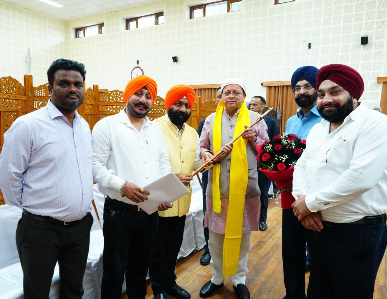 ਉੱਤਰਾਖੰਡ ਦੇ ਮੁੱਖ ਮੰਤਰੀ ਪੁਸ਼ਕਰ ਸਿੰਘ ਧਾਮੀ ਨਾਲ ਗੁਰਦੁਆਰਾ ਗਿਆਨ ਗੋਦੜੀ ਸਾਹਿਬ ਮੁੱਦੇ 'ਤੇ ਮੁਲਾਕਾਤ ਕਰਦੇ ਉੱਤਰ ਪ੍ਰਦੇਸ਼ ਸਿੱਖ ਗੁਰਦੁਆਰਾ ਕੋਆਰਡੀਨੇਸ਼ਨ ਕਮੇਟੀ ਦੇ ਪ੍ਰਧਾਨ ਸਰਦਾਰ ਪਰਵਿੰਦਰ ਸਿੰਘ ਅਤੇ ਵਫ਼ਦ