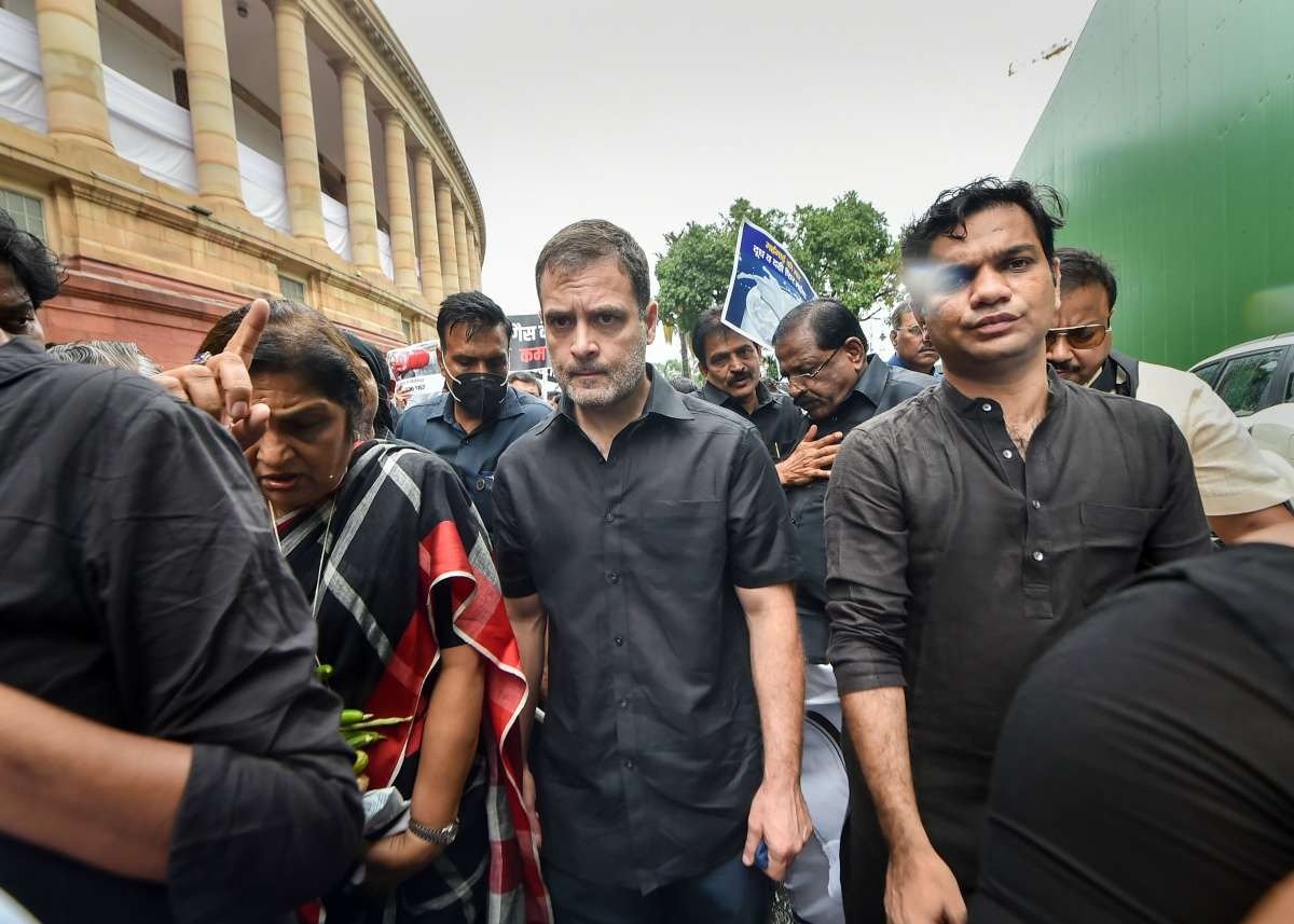 Rahul Gandhi ਅਤੇ ਕਾਂਗਰਸ ਦੇ ਸੰਸਦ ਮੈਂਬਰ ਕਾਲੇ ਕੱਪੜਿਆਂ ਵਿੱਚ ਸੰਸਦ ਭਵਨ ਪਹੁੰਚ ਕੇ ਵਿਦਿਆਰਥੀਆਂ 'ਤੇ ਪੁਲਿਸ ਕਾਰਵਾਈ ਦੇ ਵਿਰੋਧ ਵਿੱਚ ਪ੍ਰਦਰਸ਼ਨ ਕਰਦੇ ਹੋਏ।