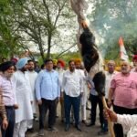 ਬਰਨਾਲਾ ਵਿੱਚ ਸਫਾਈ ਕਰਮਚਾਰੀਆਂ 'ਤੇ ਹੋਏ ਕਥਿਤ ਲਾਠੀਚਾਰਜ ਦੇ ਵਿਰੋਧ ਵਿੱਚ ਪੰਜਾਬ ਕਾਂਗਰਸ SC ਵਿਭਾਗ ਵੱਲੋਂ ਮੁੱਖ ਮੰਤਰੀ ਭਗਵੰਤ ਮਾਨ ਦਾ ਪੁਤਲਾ ਫੂਕ ਕੇ ਰੋਸ ਪ੍ਰਦਰਸ਼ਨ ਕਰਦੇ ਹੋਏ ਆਗੂ।
