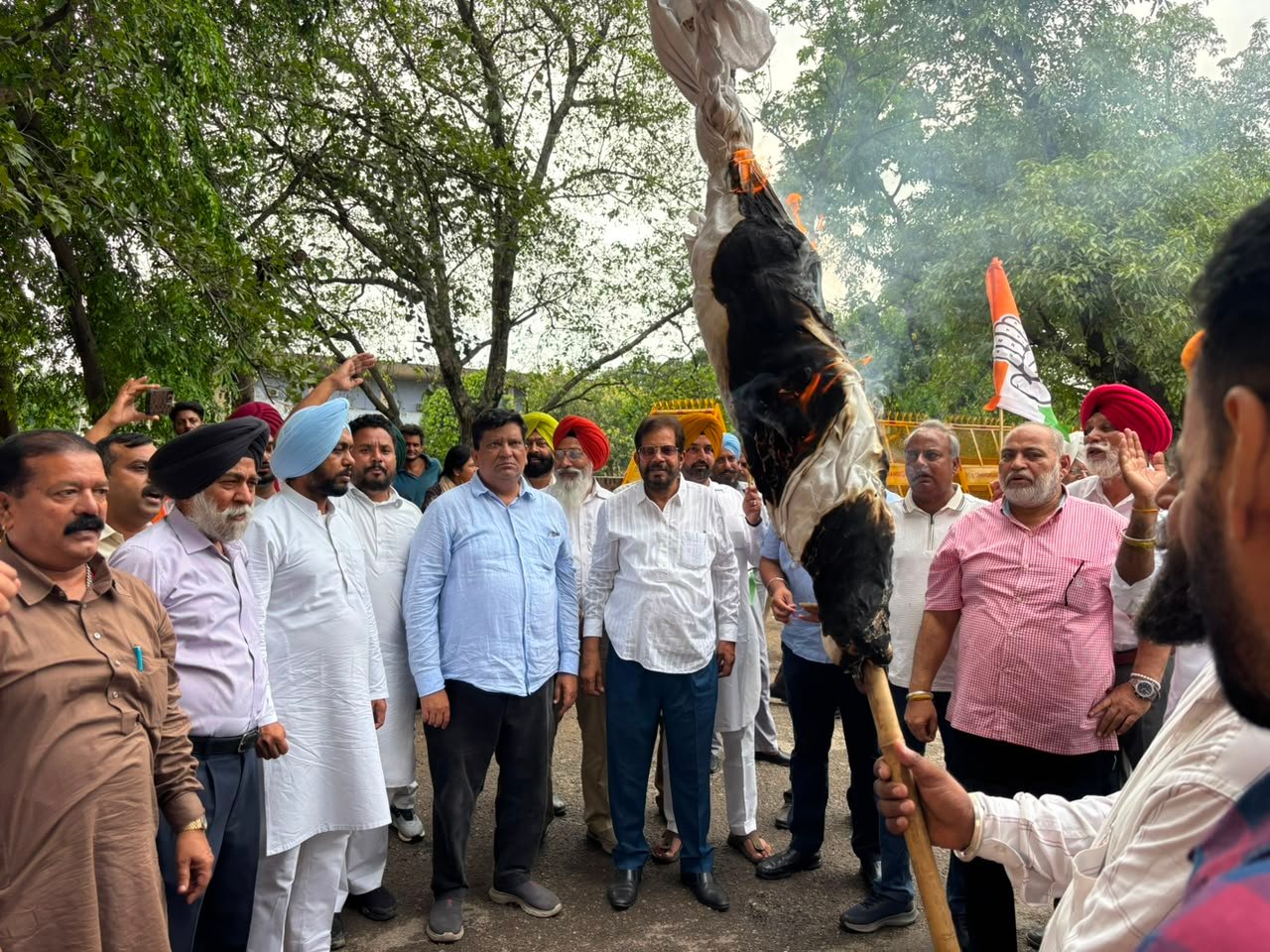 ਬਰਨਾਲਾ ਵਿੱਚ ਸਫਾਈ ਕਰਮਚਾਰੀਆਂ 'ਤੇ ਹੋਏ ਕਥਿਤ ਲਾਠੀਚਾਰਜ ਦੇ ਵਿਰੋਧ ਵਿੱਚ ਪੰਜਾਬ ਕਾਂਗਰਸ SC ਵਿਭਾਗ ਵੱਲੋਂ ਮੁੱਖ ਮੰਤਰੀ ਭਗਵੰਤ ਮਾਨ ਦਾ ਪੁਤਲਾ ਫੂਕ ਕੇ ਰੋਸ ਪ੍ਰਦਰਸ਼ਨ ਕਰਦੇ ਹੋਏ ਆਗੂ।