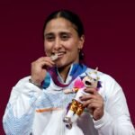 CWG 2026 ਵਿੱਚ ਵੇਟਲਿਫਟਿੰਗ ਦੇ 69 ਕਿਲੋਗ੍ਰਾਮ ਵਰਗ ਵਿੱਚ ਚਾਂਦੀ ਦਾ ਤਗਮਾ ਜਿੱਤਣ ਤੋਂ ਬਾਅਦ ਹਰਜਿੰਦਰ ਕੌਰ ਤਗਮੇ ਨਾਲ ਖੁਸ਼ੀ ਮਨਾਉਂਦੀ ਹੋਈ।