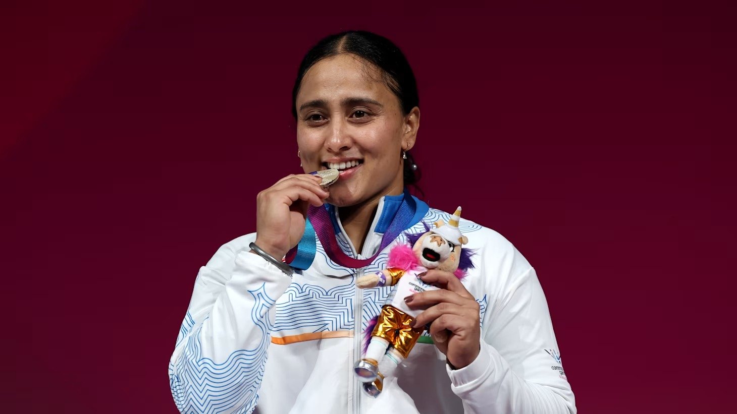 CWG 2026 ਵਿੱਚ ਵੇਟਲਿਫਟਿੰਗ ਦੇ 69 ਕਿਲੋਗ੍ਰਾਮ ਵਰਗ ਵਿੱਚ ਚਾਂਦੀ ਦਾ ਤਗਮਾ ਜਿੱਤਣ ਤੋਂ ਬਾਅਦ ਹਰਜਿੰਦਰ ਕੌਰ ਤਗਮੇ ਨਾਲ ਖੁਸ਼ੀ ਮਨਾਉਂਦੀ ਹੋਈ।
