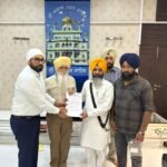 ਸ੍ਰੀ ਅਕਾਲ ਤਖ਼ਤ ਸਾਹਿਬ ਵਿਖੇ AAP ਵਫ਼ਦ ਵੱਲੋਂ ਬੇਅਦਬੀ ਕਾਨੂੰਨ ਵਿੱਚ ਸੋਧਾਂ ਵਾਲਾ ਖਰੜਾ ਸੌਂਪਣ ਦੀ ਤਸਵੀਰ।