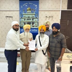 ਸ੍ਰੀ ਅਕਾਲ ਤਖ਼ਤ ਸਾਹਿਬ ਵਿਖੇ AAP ਵਫ਼ਦ ਵੱਲੋਂ ਬੇਅਦਬੀ ਕਾਨੂੰਨ ਵਿੱਚ ਸੋਧਾਂ ਵਾਲਾ ਖਰੜਾ ਸੌਂਪਣ ਦੀ ਤਸਵੀਰ।