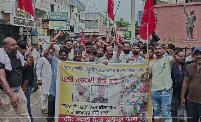 ਬਰਨਾਲਾ ਲਾਠੀਚਾਰਜ ਦੇ ਵਿਰੋਧ 'ਚ ਸਫਾਈ ਸੇਵਕਾਂ ਵੱਲੋਂ ਦਿੱਤੇ ਪੰਜਾਬ ਬੰਦ ਦੌਰਾਨ ਬੰਦ ਬਾਜ਼ਾਰ, ਪ੍ਰਦਰਸ਼ਨ ਕਰਦੇ ਕਰਮਚਾਰੀ