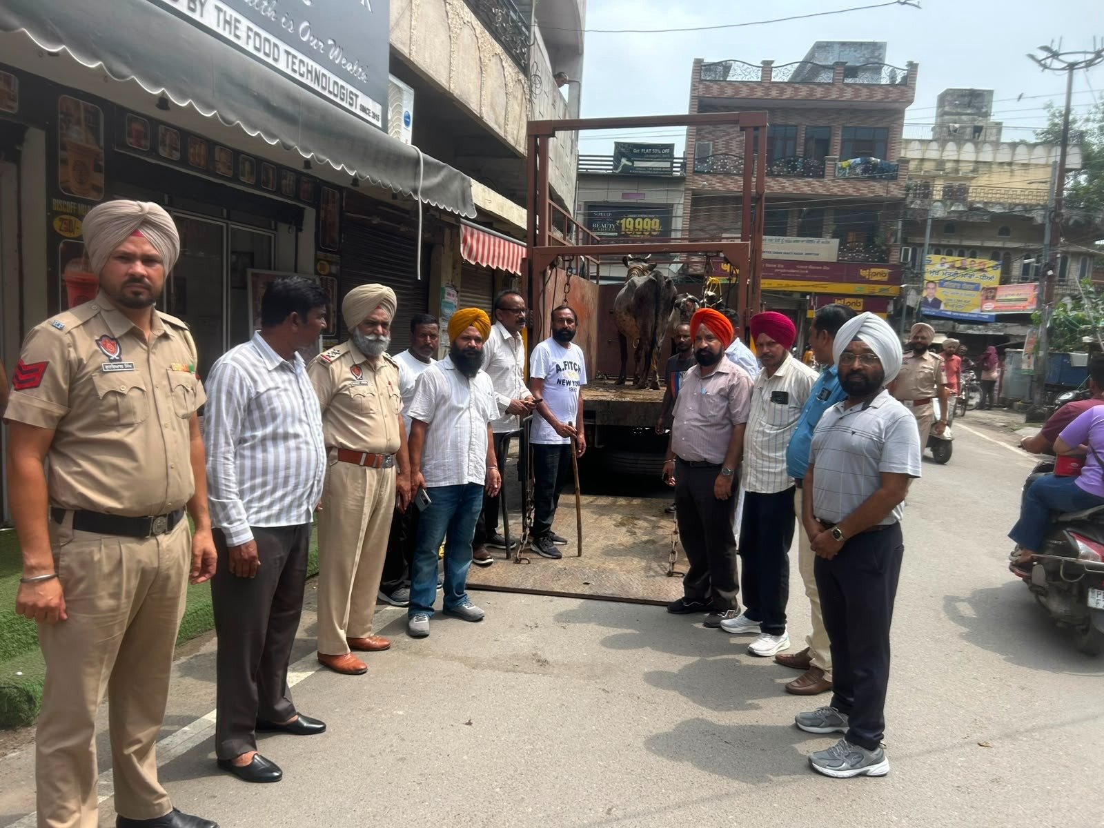 ਦਲ ਮੰਡੀ ਅੰਮ੍ਰਿਤਸਰ ਵਿੱਚ ਨਗਰ ਨਿਗਮ ਵੱਲੋਂ ਗੈਰ-ਕਾਨੂੰਨੀ ਡੇਅਰੀ ਖ਼ਿਲਾਫ਼ ਕਾਰਵਾਈ ਦੌਰਾਨ ਦੋ ਪਸ਼ੂ ਜ਼ਬਤ ਕਰਕੇ ਗਊਸ਼ਾਲਾ ਭੇਜੇ ਗਏ।