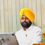 ਅੰਮ੍ਰਿਤਸਰ ਪੱਛਮੀ ਹਲਕੇ ਵਿੱਚ 50 ਸਾਲ ਪੁਰਾਣੀਆਂ ਪੀਣ ਵਾਲੇ ਪਾਣੀ ਦੀਆਂ ਪਾਈਪਾਂ ਬਦਲਣ ਬਾਰੇ ਵਿਧਾਨ ਸਭਾ ਵਿੱਚ ਜਾਣਕਾਰੀ ਦਿੰਦੇ ਵਿਧਾਇਕ ਡਾ. ਜਸਬੀਰ ਸਿੰਘ ਸੰਧੂ ਅਤੇ ਸਥਾਨਕ ਸਰਕਾਰ ਮੰਤਰੀ ਹਰਜੋਤ ਸਿੰਘ ਬੈਂਸ।
