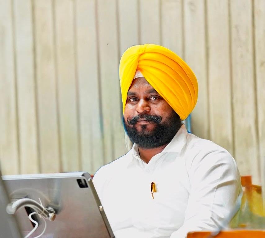 ਅੰਮ੍ਰਿਤਸਰ ਪੱਛਮੀ ਹਲਕੇ ਵਿੱਚ 50 ਸਾਲ ਪੁਰਾਣੀਆਂ ਪੀਣ ਵਾਲੇ ਪਾਣੀ ਦੀਆਂ ਪਾਈਪਾਂ ਬਦਲਣ ਬਾਰੇ ਵਿਧਾਨ ਸਭਾ ਵਿੱਚ ਜਾਣਕਾਰੀ ਦਿੰਦੇ ਵਿਧਾਇਕ ਡਾ. ਜਸਬੀਰ ਸਿੰਘ ਸੰਧੂ ਅਤੇ ਸਥਾਨਕ ਸਰਕਾਰ ਮੰਤਰੀ ਹਰਜੋਤ ਸਿੰਘ ਬੈਂਸ।