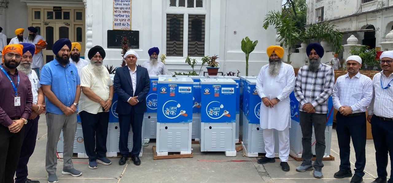 ਸ੍ਰੀ ਦਰਬਾਰ ਸਾਹਿਬ ਵਿਖੇ Bank of India ਵੱਲੋਂ ਸੰਗਤਾਂ ਦੀ ਸਹੂਲਤ ਲਈ 12 ਵਾਟਰ ਕੂਲਰ ਭੇਟ ਕਰਨ ਮੌਕੇ ਬੈਂਕ ਅਧਿਕਾਰੀਆਂ ਦਾ ਸਨਮਾਨ