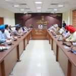 ਅੰਮ੍ਰਿਤਸਰ ਵਿੱਚ 15 ਅਗਸਤ 2026 ਦੇ ਆਜ਼ਾਦੀ ਦਿਵਸ ਸਮਾਗਮ ਦੀਆਂ ਤਿਆਰੀਆਂ ਸਬੰਧੀ ਡਿਪਟੀ ਕਮਿਸ਼ਨਰ ਦਲਵਿੰਦਰਜੀਤ ਸਿੰਘ ਵੱਲੋਂ ਅਧਿਕਾਰੀਆਂ ਨਾਲ ਮੀਟਿੰਗ ਕਰਦੇ ਹੋਏ।