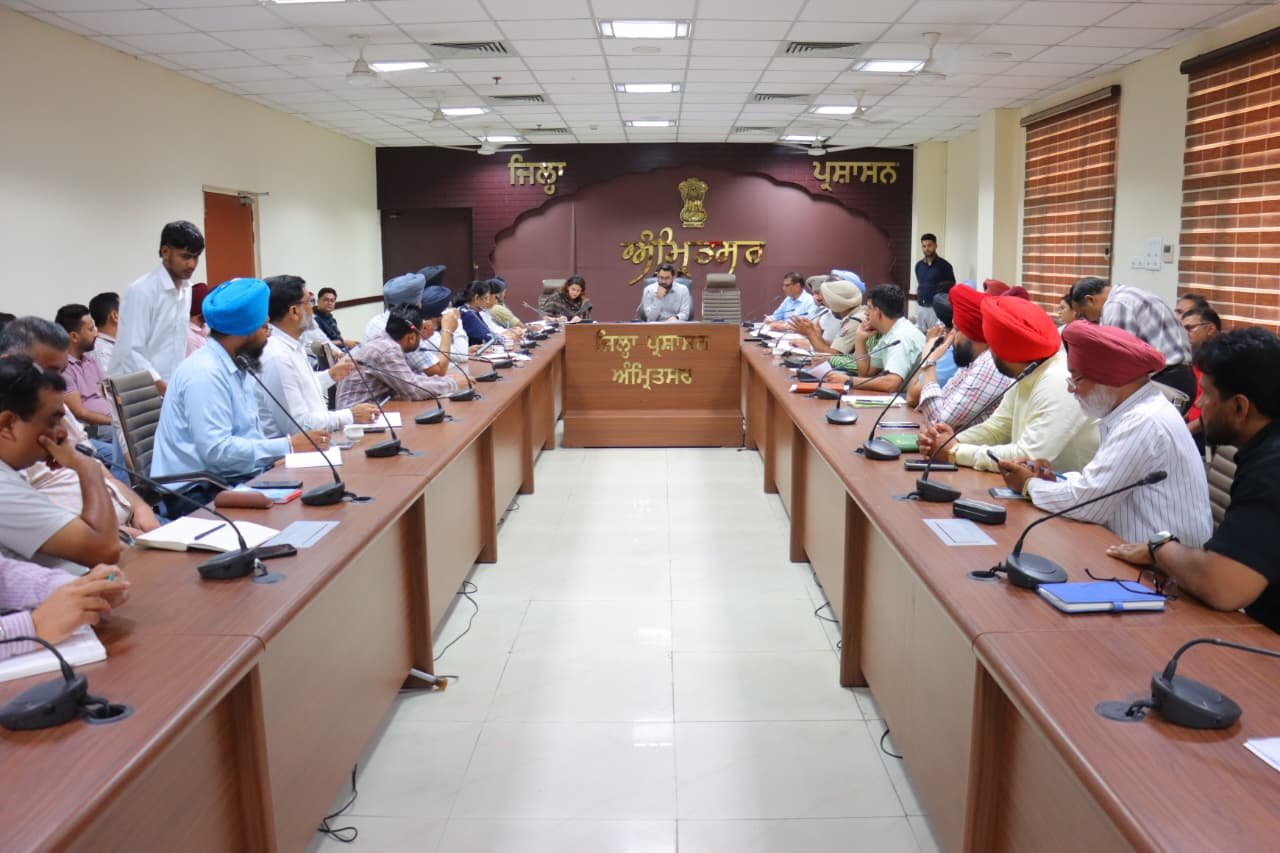 ਅੰਮ੍ਰਿਤਸਰ ਵਿੱਚ 15 ਅਗਸਤ 2026 ਦੇ ਆਜ਼ਾਦੀ ਦਿਵਸ ਸਮਾਗਮ ਦੀਆਂ ਤਿਆਰੀਆਂ ਸਬੰਧੀ ਡਿਪਟੀ ਕਮਿਸ਼ਨਰ ਦਲਵਿੰਦਰਜੀਤ ਸਿੰਘ ਵੱਲੋਂ ਅਧਿਕਾਰੀਆਂ ਨਾਲ ਮੀਟਿੰਗ ਕਰਦੇ ਹੋਏ।