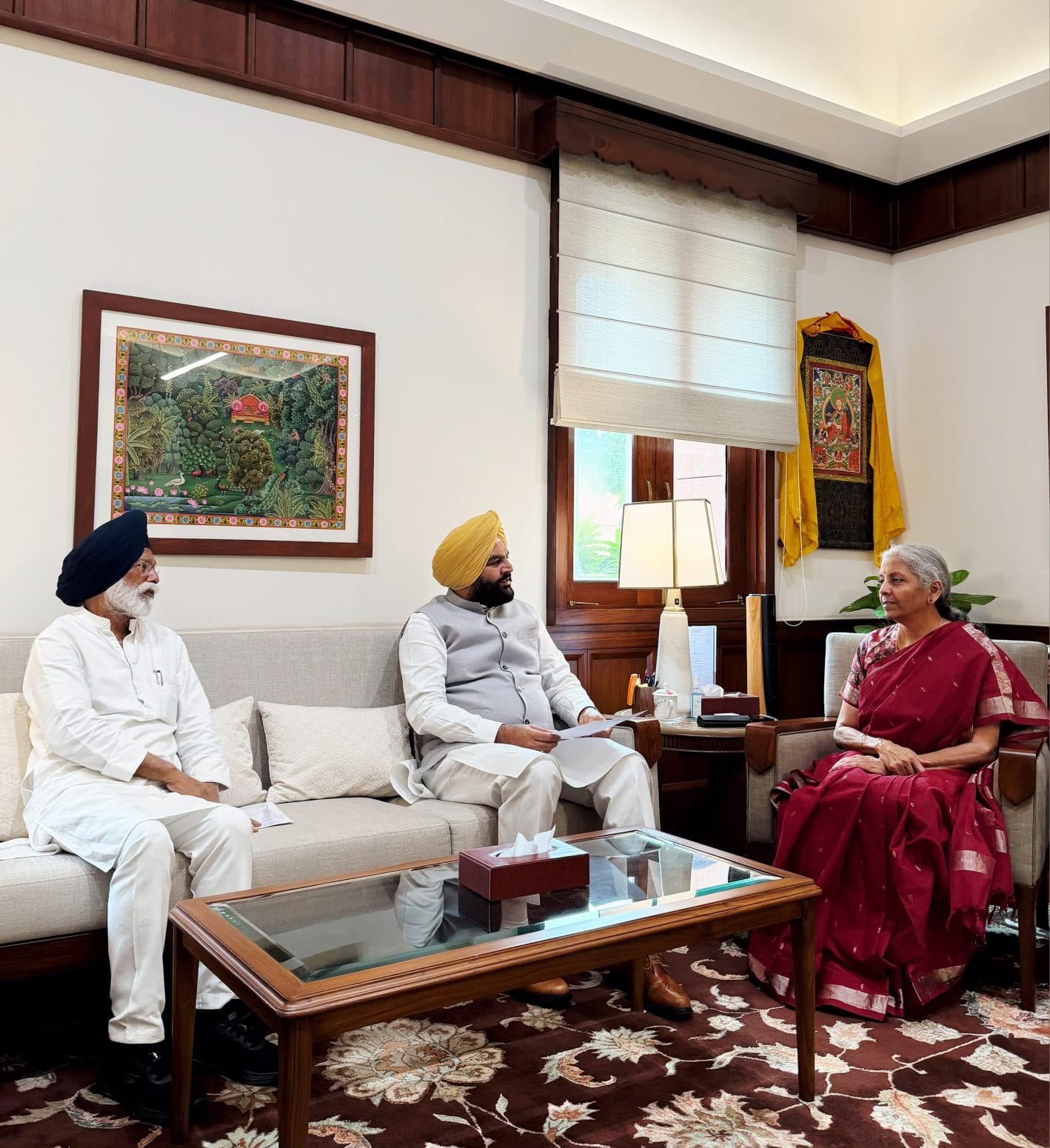 ਸੰਸਦ ਮੈਂਬਰ ਗੁਰਜੀਤ ਸਿੰਘ ਔਜਲਾ ਨੇ ਕੇਂਦਰੀ ਵਿੱਤ ਮੰਤਰੀ ਨਿਰਮਲਾ ਸੀਤਾਰਮਨ ਨਾਲ ਮੁਲਾਕਾਤ ਕਰਕੇ Amritsar ਦੇ ਸਰਹੱਦੀ ਖੇਤਰ ਲਈ ਵਿਸ਼ੇਸ਼ ਵਿੱਤੀ ਪੈਕੇਜ ਦੀ ਮੰਗ ਕੀਤੀ।