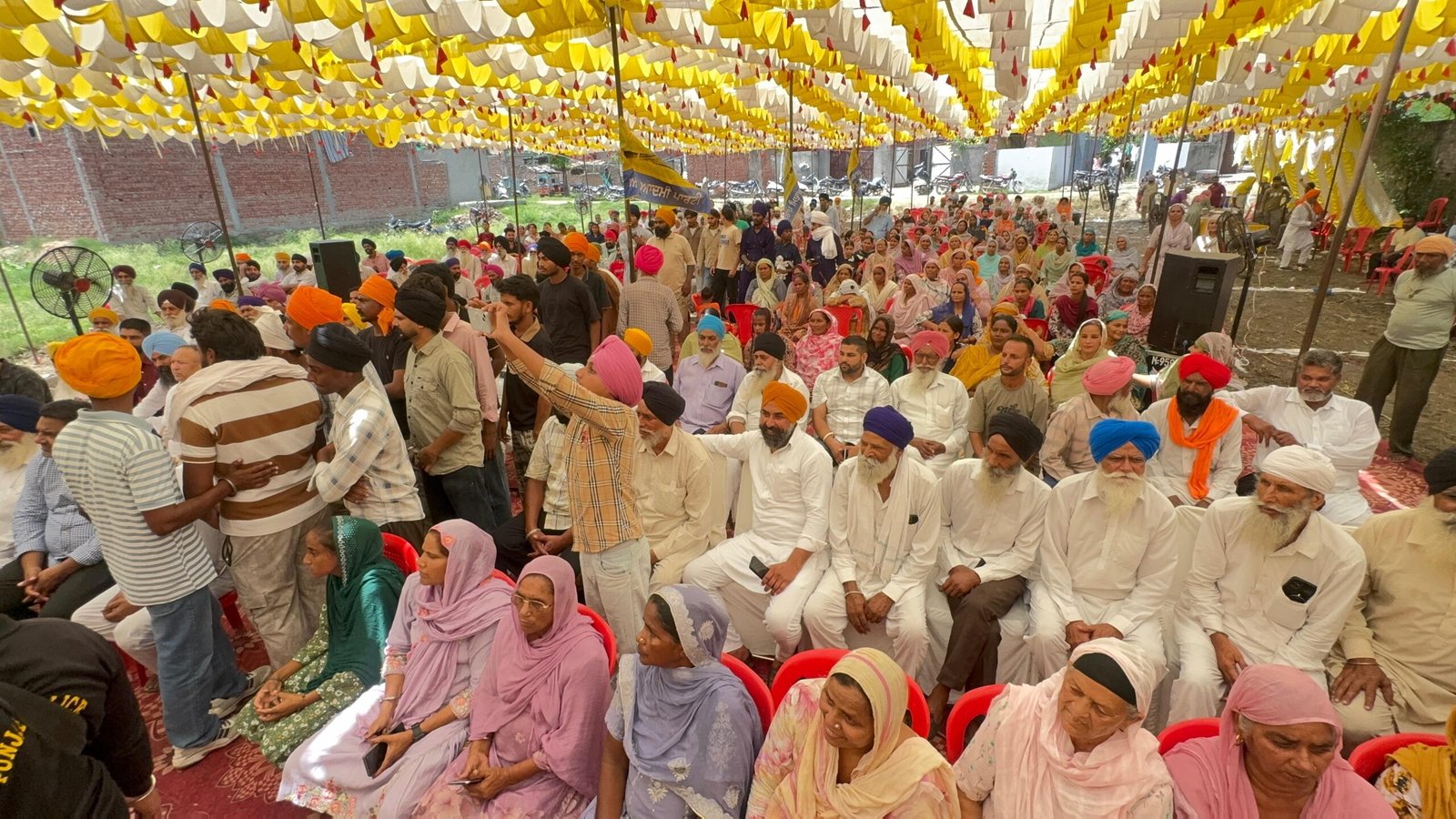 ਲੋਕ ਨਿਰਮਾਣ ਮੰਤਰੀ ਹਰਭਜਨ ਸਿੰਘ ETO ਮਹਿਤਾ ਦੇ ਡੇਰਾ ਰੱਖੇ ਸ਼ਾਹ ਵਿਖੇ ਲੋਕ ਮਿਲਣੀ ਦੌਰਾਨ ਨਵੀਂ ਪੰਚਾਇਤ ਬਣਾਉਣ ਦਾ ਐਲਾਨ ਕਰਦੇ ਹੋਏ