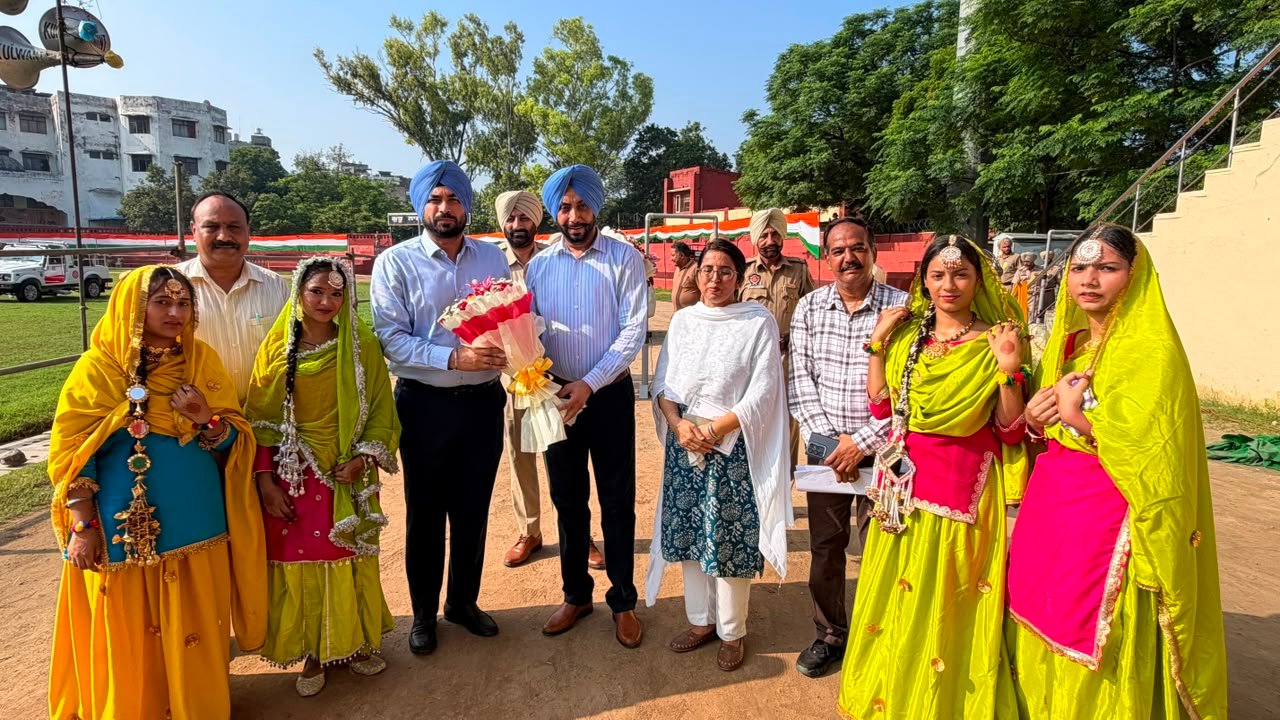 ਅੰਮ੍ਰਿਤਸਰ ਦੇ ਗੁਰੂ ਨਾਨਕ ਸਟੇਡੀਅਮ ਵਿਖੇ ਆਜ਼ਾਦੀ ਦਿਵਸ ਸਮਾਗਮ ਦੀ ਫੁੱਲ ਡਰੈੱਸ ਰਿਹਰਸਲ ਦੌਰਾਨ ਪਰੇਡ ਦਾ ਨਿਰੀਖਣ ਕਰਦੇ ਡਿਪਟੀ ਕਮਿਸ਼ਨਰ ਦਲਵਿੰਦਰਜੀਤ ਸਿੰਘ