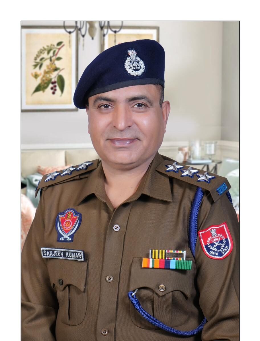 DSP CID ਅੰਮ੍ਰਿਤਸਰ ਸੰਜੀਵ ਕੁਮਾਰ, PPS ਨੂੰ ਸ਼ਾਨਦਾਰ ਅਤੇ ਅਨੁਕਰਣੀਯ ਸੇਵਾਵਾਂ ਲਈ ਰਾਸ਼ਟਰਪਤੀ ਪੁਲਿਸ ਮੈਡਲ ਫਾਰ ਮੈਰਿਟੋਰੀਅਸ ਸਰਵਿਸ ਨਾਲ ਸਨਮਾਨਿਤ ਕੀਤਾ ਗਿਆ।