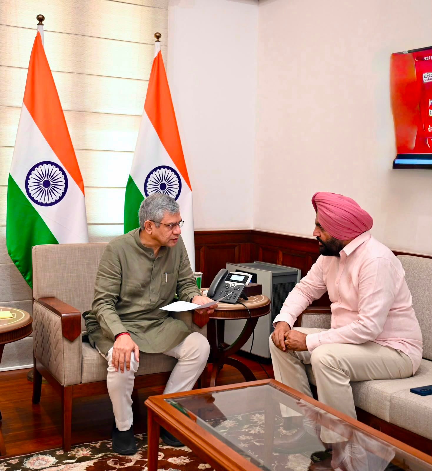 ਅੰਮ੍ਰਿਤਸਰ ਰੇਲਵੇ ਸਟੇਸ਼ਨ ਦੇ ਆਧੁਨਿਕੀਕਰਨ ਵਿੱਚ ਦੇਰੀ ਨੂੰ ਲੈ ਕੇ ਸੰਸਦ ਮੈਂਬਰ ਗੁਰਜੀਤ ਸਿੰਘ ਔਜਲਾ ਵੱਲੋਂ ਰੇਲ ਮੰਤਰੀ ਅਸ਼ਵਿਨੀ ਵੈਸ਼ਨਵ ਨੂੰ ਮੰਗ ਪੱਤਰ ਸੌਂਪਿਆ ਗਿਆ।