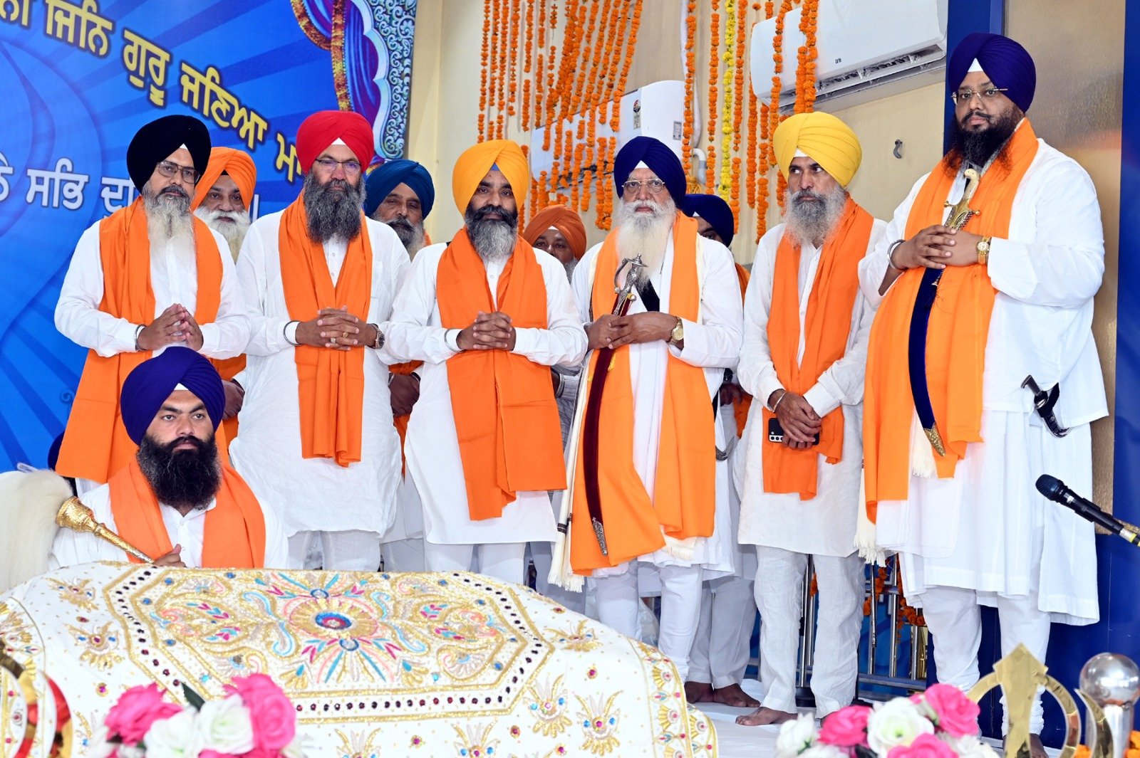 ਅੰਮ੍ਰਿਤਸਰ ਦੇ ਗੁਰਦੁਆਰਾ ਸ੍ਰੀ ਮੰਜੀ ਸਾਹਿਬ ਦੀਵਾਨ ਹਾਲ ਵਿਖੇ ਬਾਬਾ ਮੱਖਣ ਸ਼ਾਹ ਲੁਬਾਣਾ ਤੇ ਭਾਈ ਲੱਖੀ ਸ਼ਾਹ ਵਣਜਾਰਾ ਦੀ ਯਾਦ ’ਚ ਕਰਵਾਏ ਗੁਰਮਤਿ ਸਮਾਗਮ ਦੌਰਾਨ SGPC ਪ੍ਰਧਾਨ ਐਡਵੋਕੇਟ ਹਰਜਿੰਦਰ ਸਿੰਘ ਧਾਮੀ, ਗਿਆਨੀ ਅਮਰਜੀਤ ਸਿੰਘ ਅਤੇ ਹੋਰ ਪ੍ਰਮੁੱਖ ਸ਼ਖ਼ਸੀਅਤਾਂ।