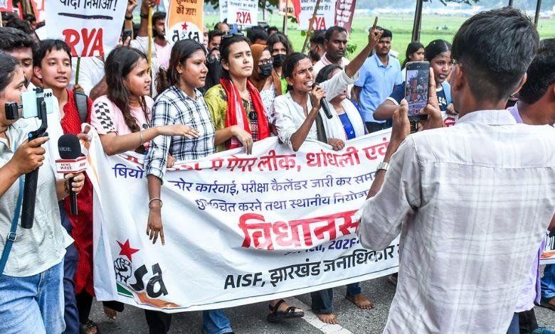 ਰਾਂਚੀ 'ਚ JPSC-JSSC ਭਰਤੀ ਨੂੰ ਲੈ ਕੇ ਪ੍ਰਦਰਸ਼ਨ ਕਰ ਰਹੇ ਵਿਦਿਆਰਥੀ, ਸਰਕਾਰ ਨੇ 14ਵੀਂ JPSC ਪ੍ਰੀਖਿਆ ਰੱਦ ਕਰਨ ਦਾ ਕੀਤਾ ਐਲਾਨ