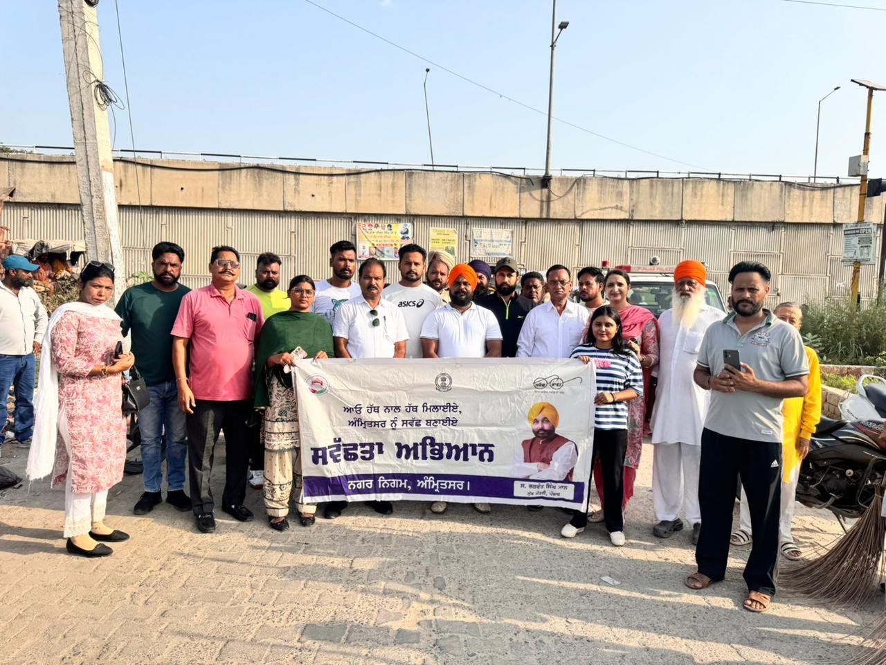 ਵਾਰਡ ਨੰਬਰ 82 ਦੇ ਕਾਲਾ ਘਣੂਪੁਰ ਬਾਈਪਾਸ ਵਿਖੇ ‘ਮਿਸ਼ਨ ਕਲੀਨ ਪੰਜਾਬ’ ਤਹਿਤ ਸਫ਼ਾਈ ਅਭਿਆਨ ਦੌਰਾਨ ਵਿਧਾਇਕ ਡਾ. ਜਸਬੀਰ ਸਿੰਘ ਸੰਧੂ ਅਤੇ ਸਫ਼ਾਈ ਕਰਮਚਾਰੀ।