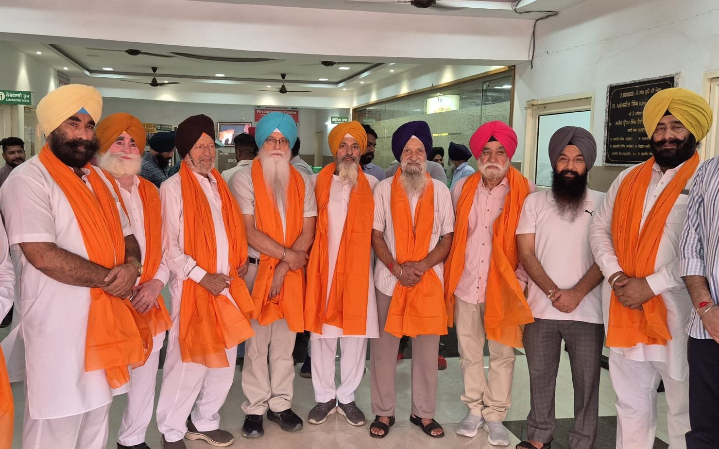 ਵਿਧਾਇਕ ਡਾ. ਇੰਦਰਬੀਰ ਸਿੰਘ ਨਿੱਜਰ ਵੱਲੋਂ ਮੁਫ਼ਤ ਮੈਗਾ ਮੈਡੀਕਲ ਕੈਂਪ ਦੇ ਸਮਾਜ ਸੇਵੀਆਂ ਅਤੇ ਮੈਡੀਕਲ ਟੀਮ ਦਾ ਸਨਮਾਨ ਕਰਦੇ ਹੋਏ